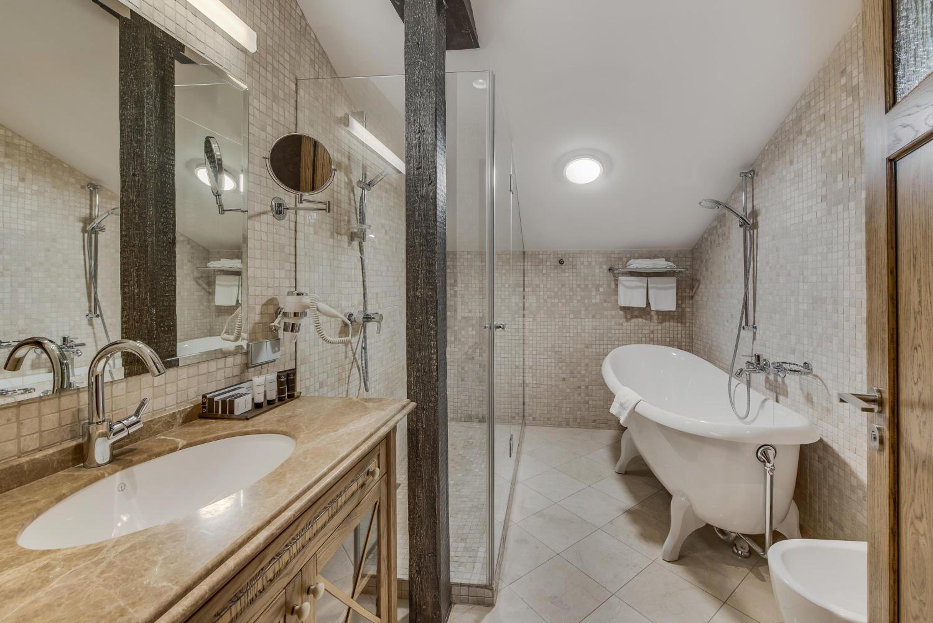 Suite - Photo 3