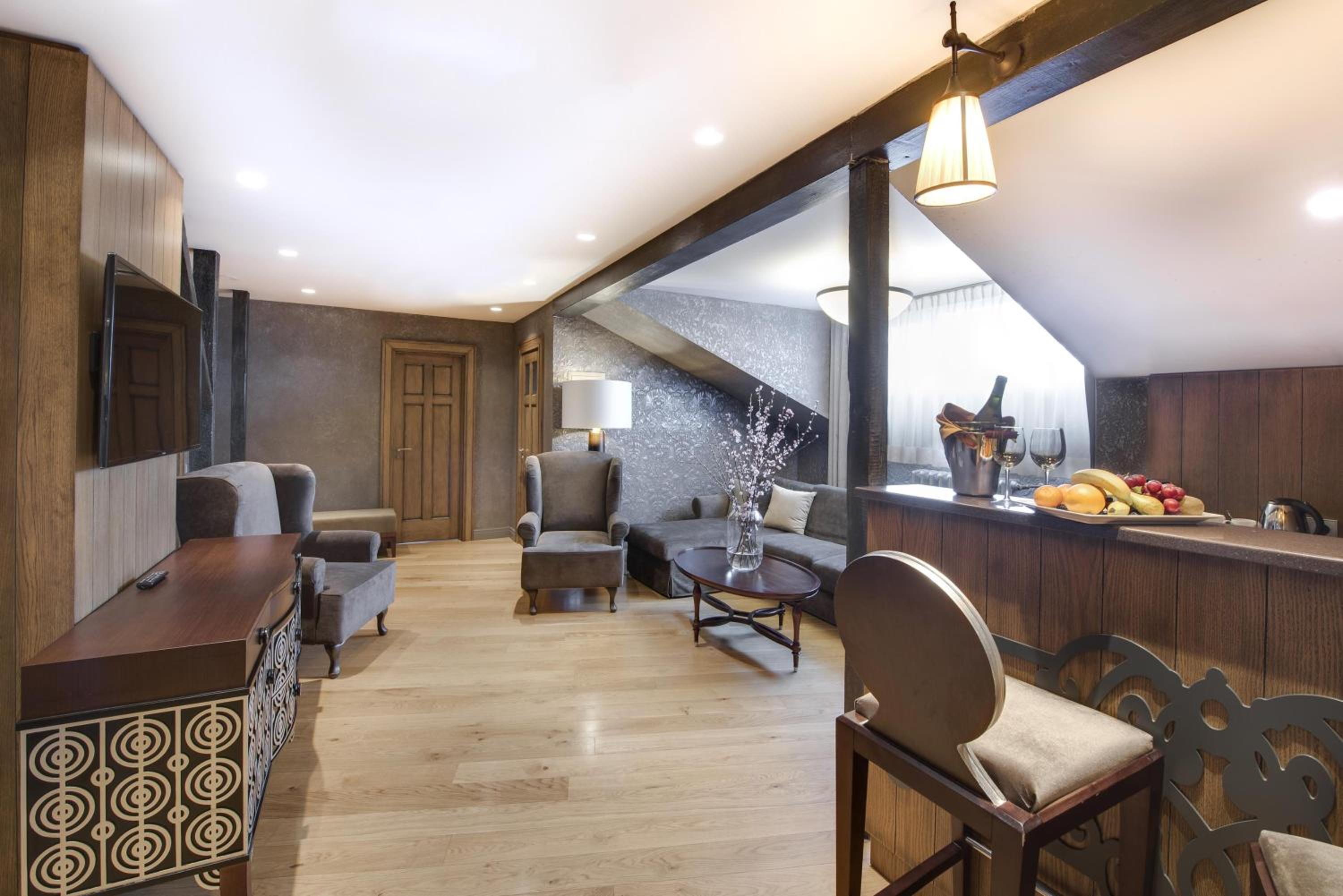 Suite - Photo 1