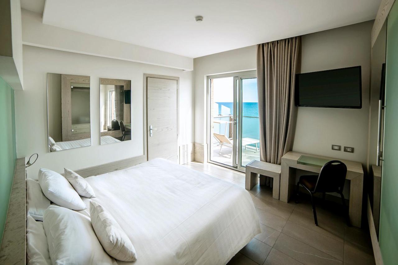 Triple Room with Balcony and Sea View - Photo 4