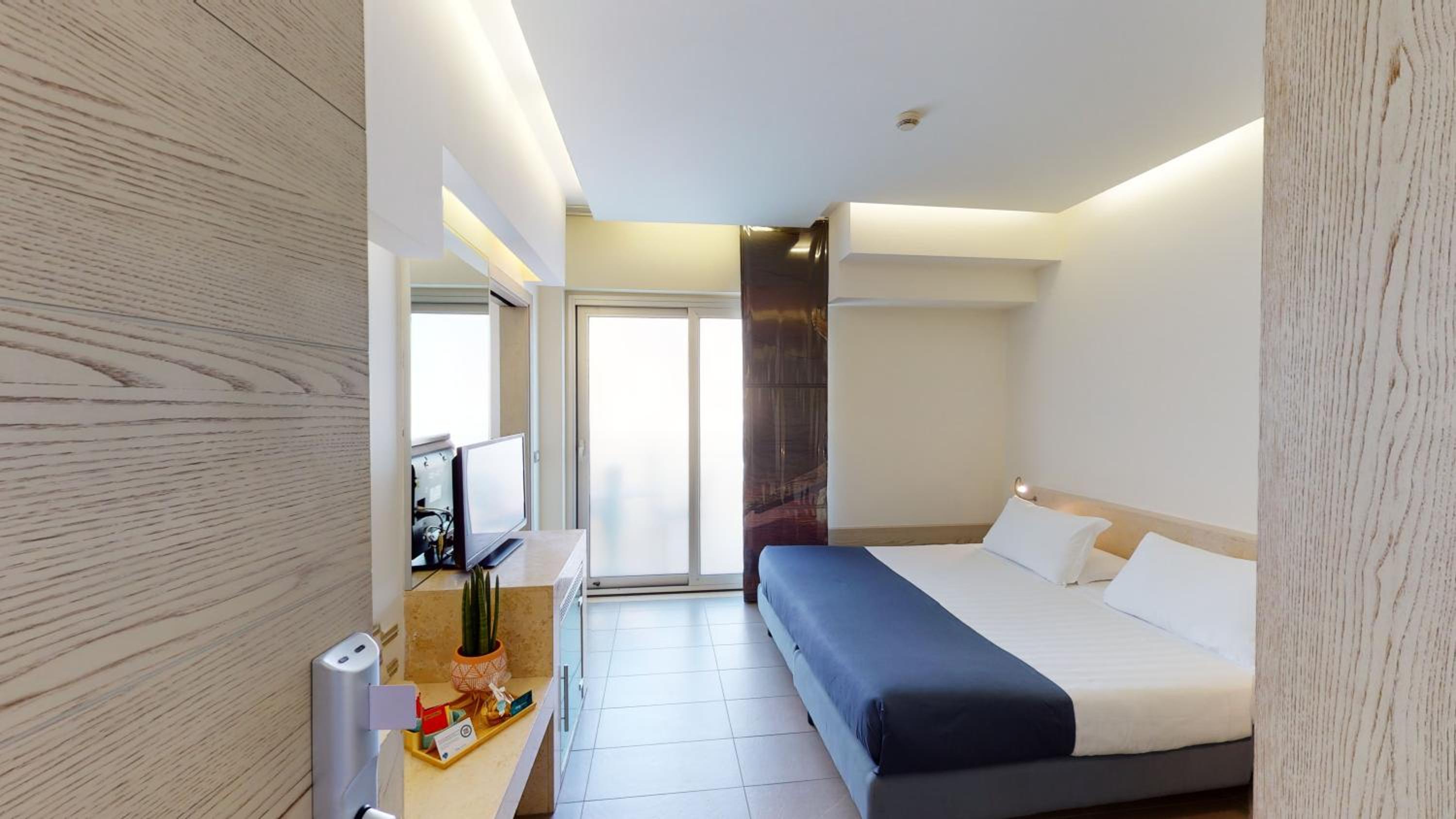 Double or Twin Room with Balcony - Photo 4