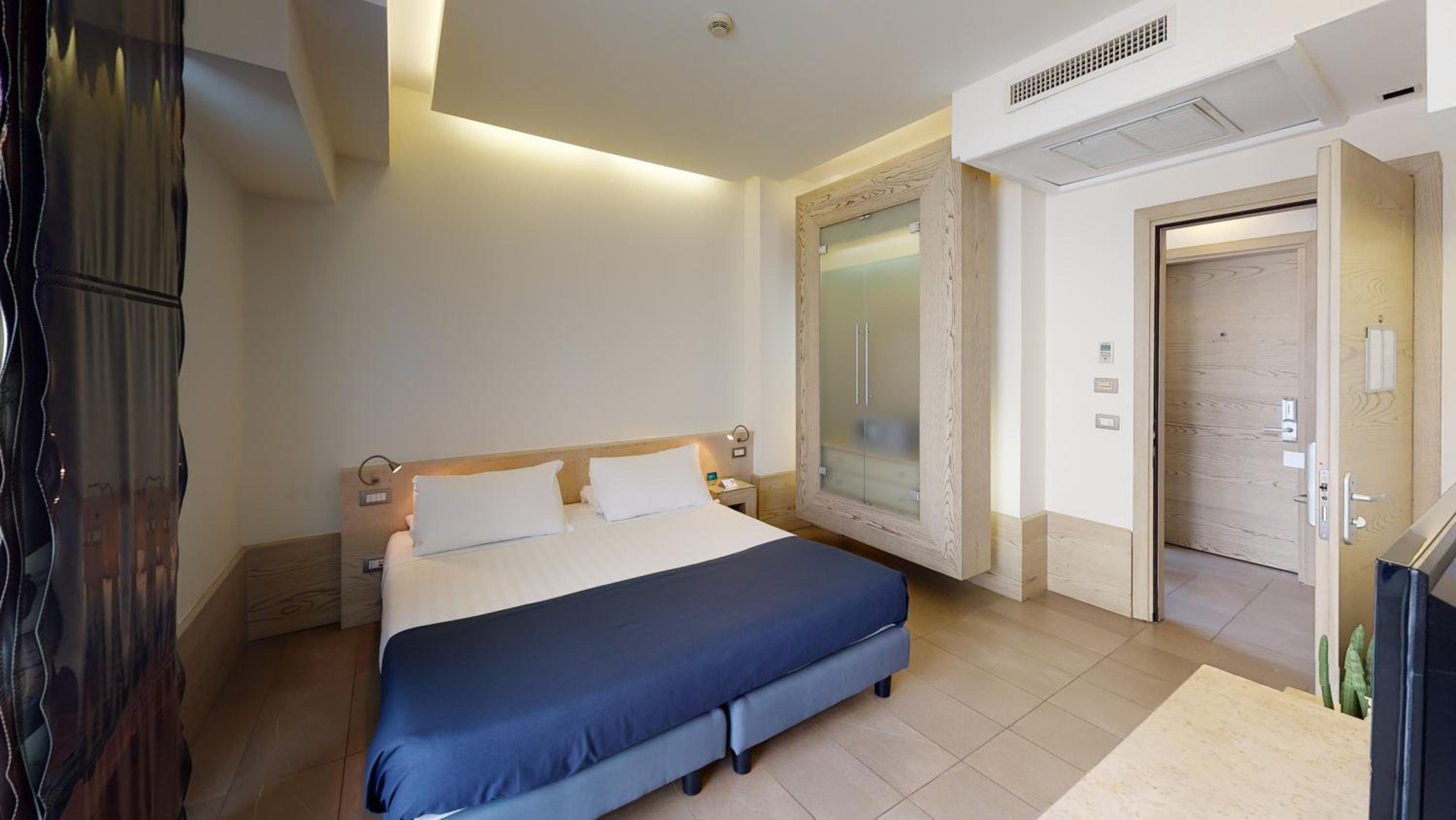 Double or Twin Room with Balcony - Photo 3