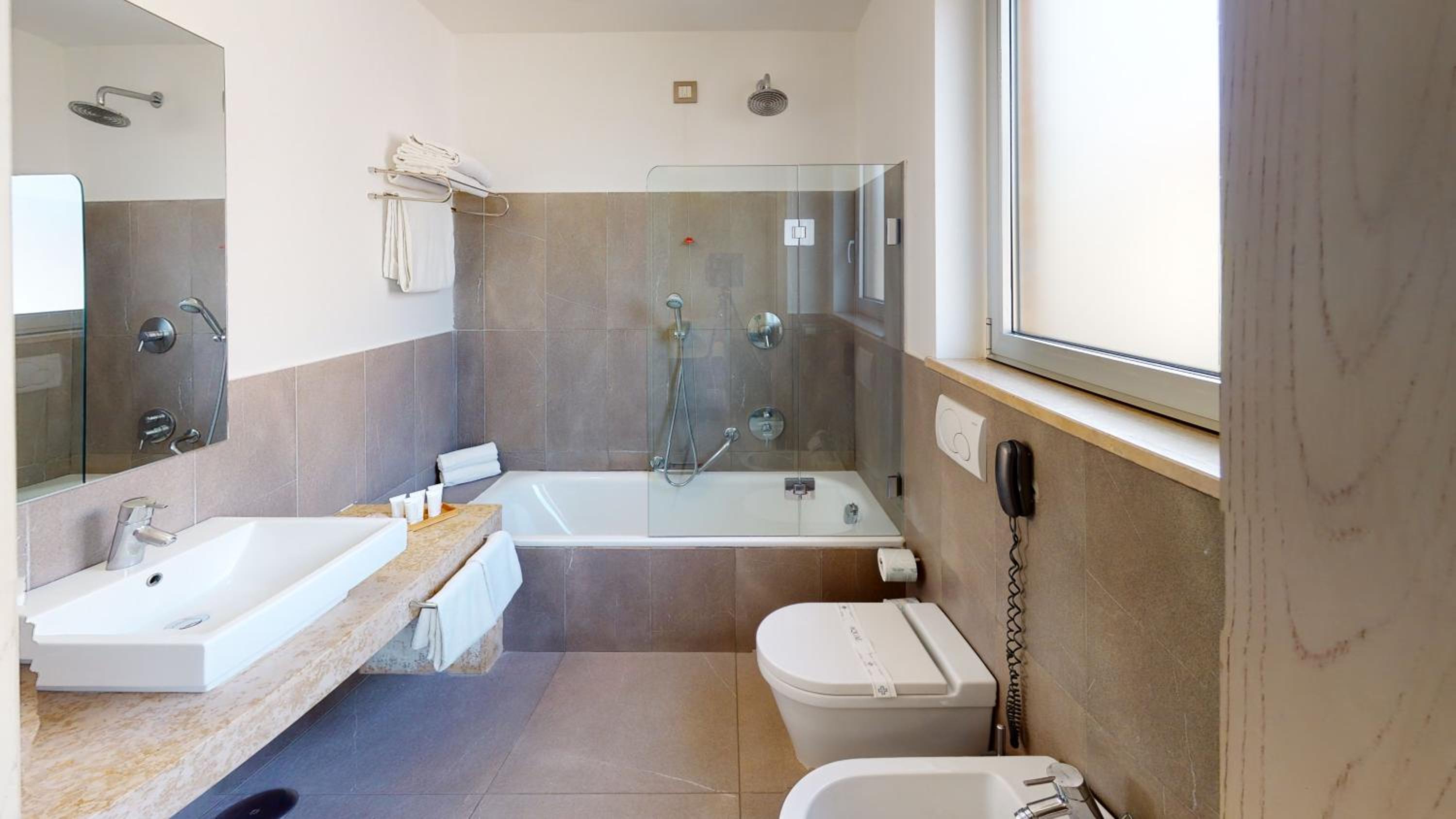Double or Twin Room with Balcony - Photo 5
