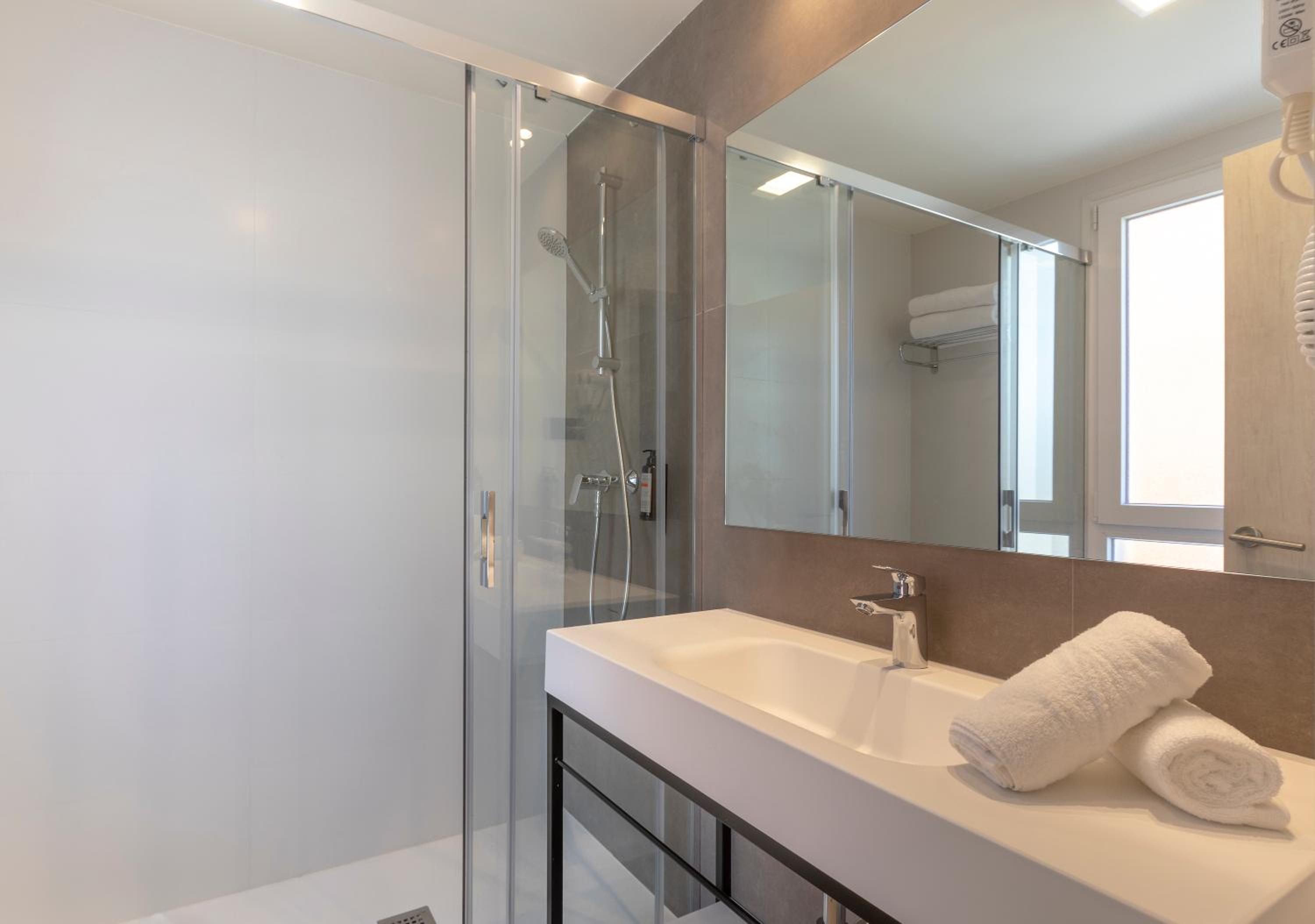 Relax in a modern and spacious shower retreat!