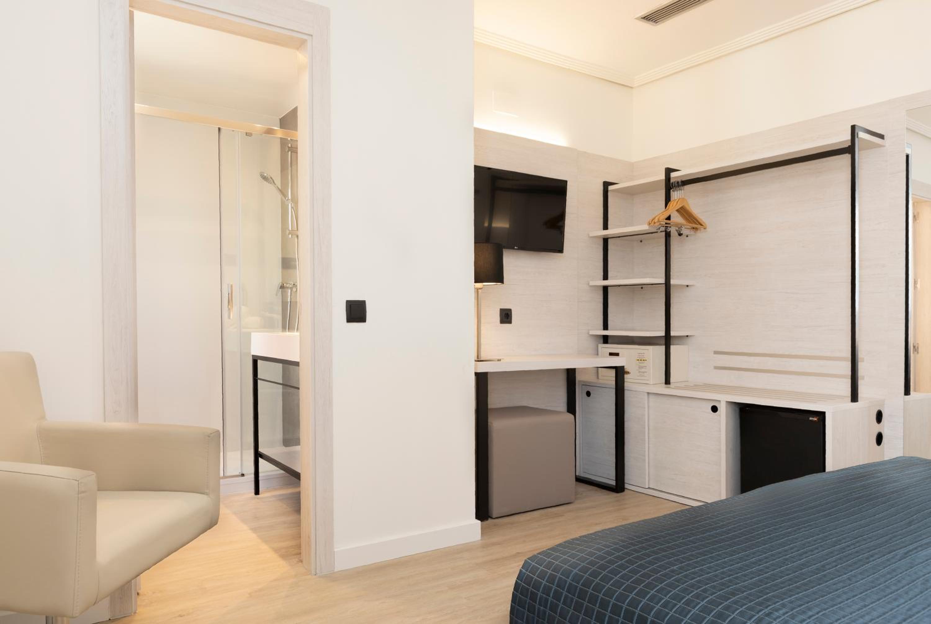 Stay in style and comfort in our modern rooms!
