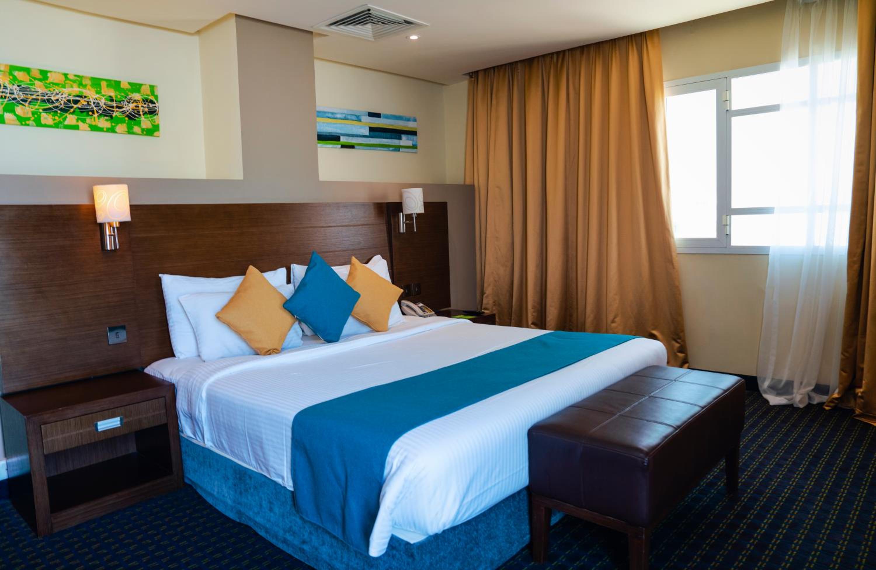 Business King Suite with City View photo 2
