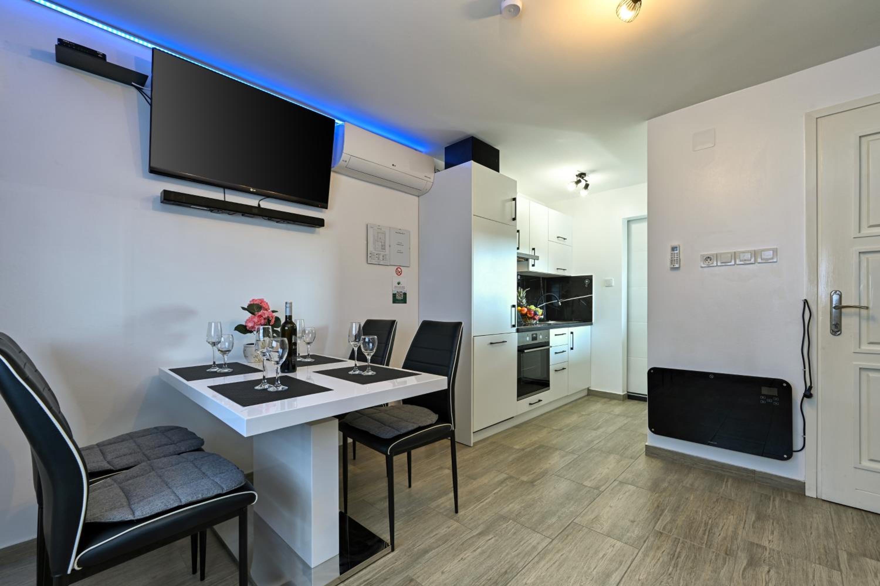 One-Bedroom House photo 3