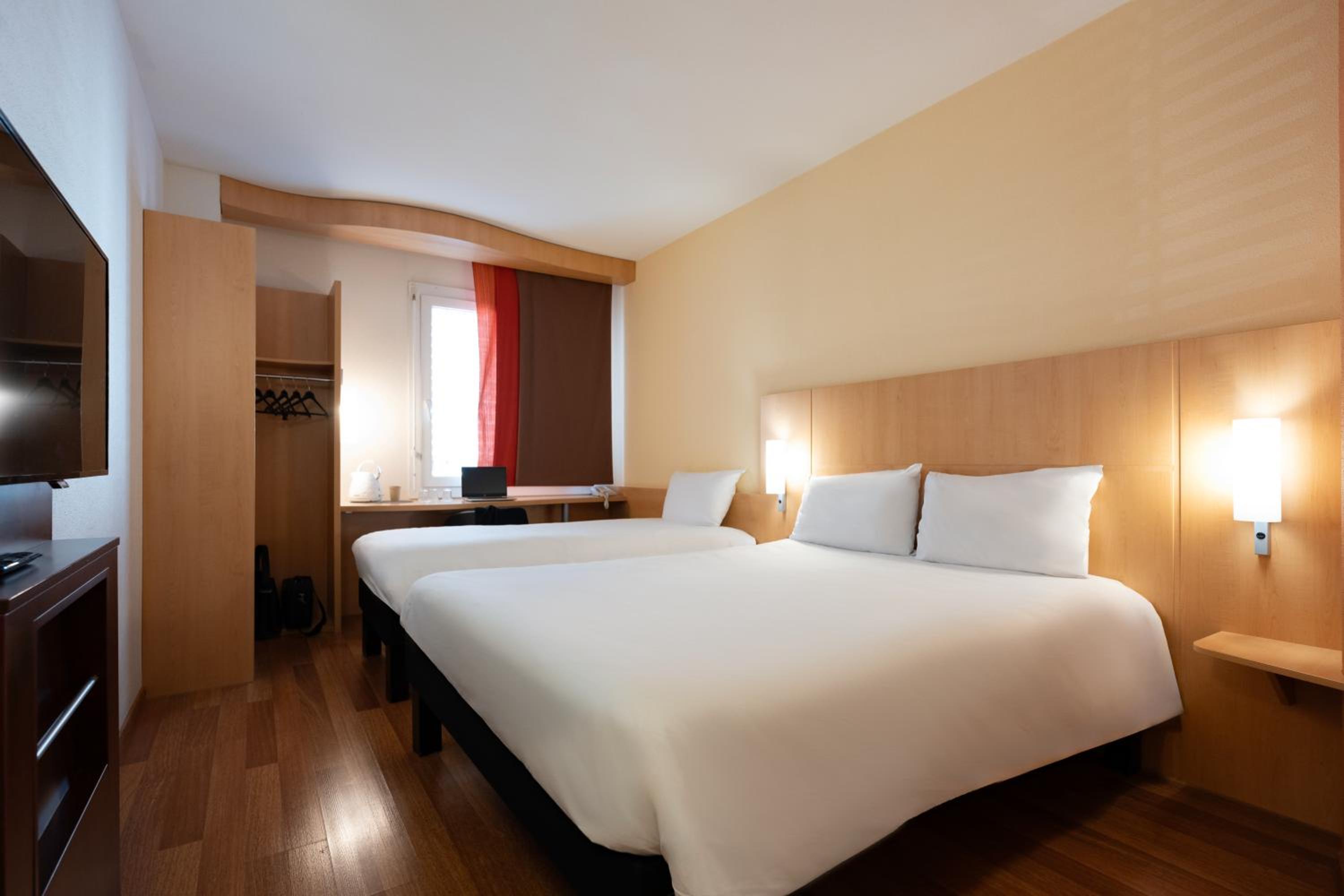 Triple Room 1 Double Bed and 1 Sofa Bed - Photo 9