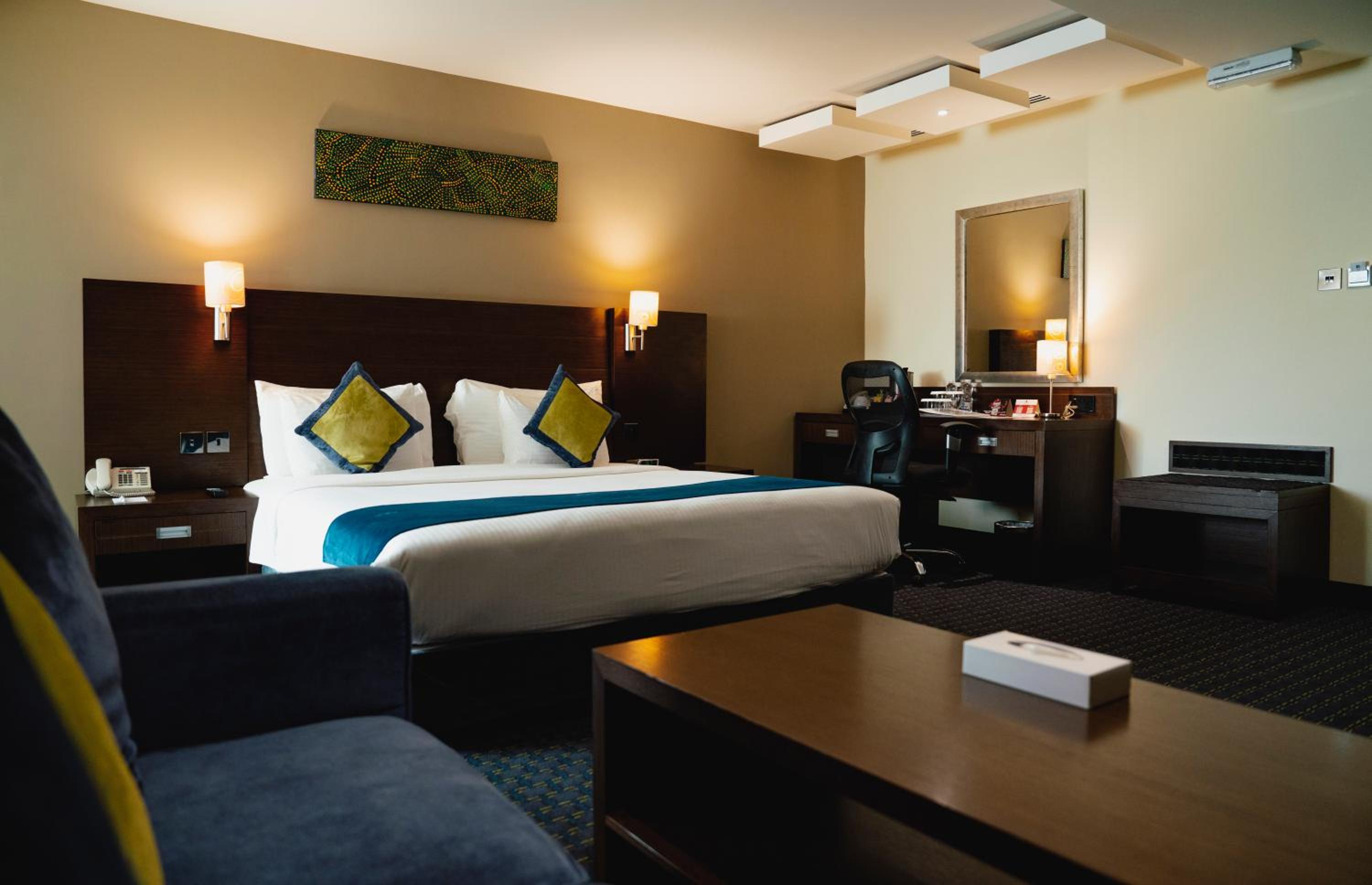 Superior King Room with City View - Smoking photo 3