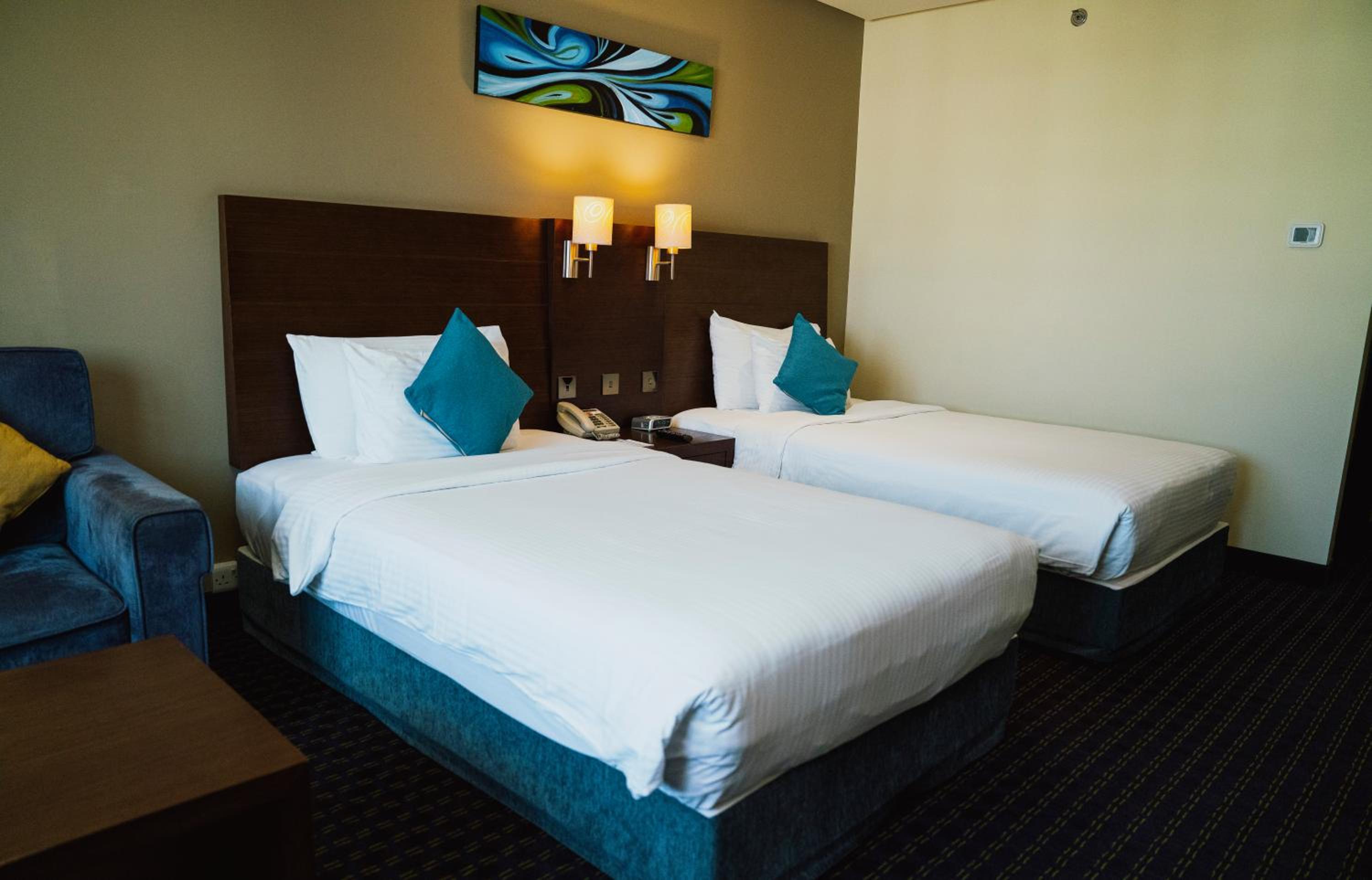 Superior Twin Room with City View - Smoking photo 2