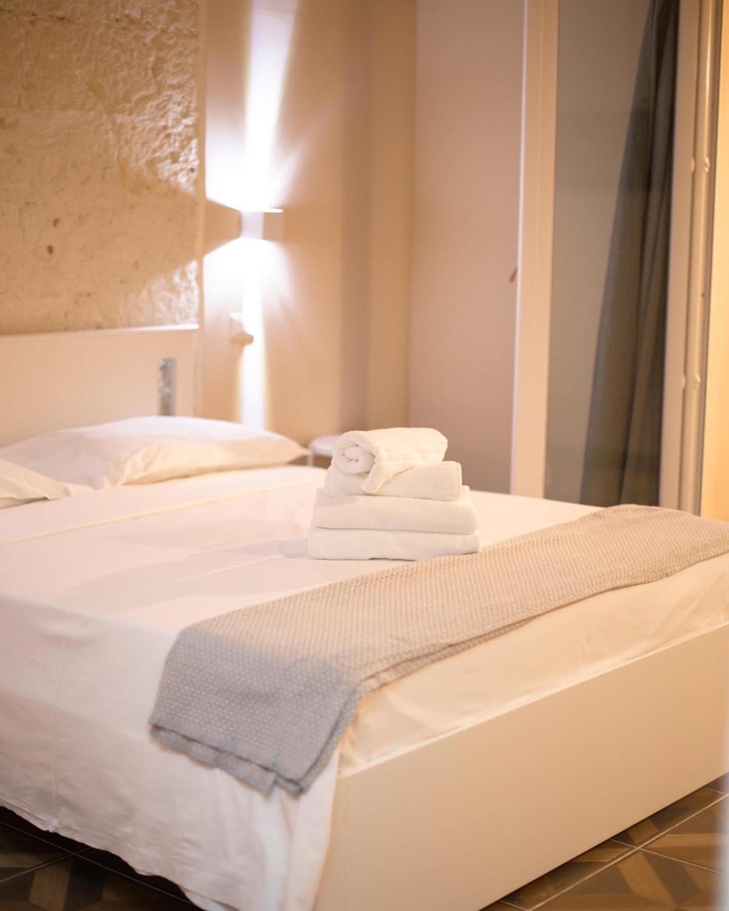 Large Double Room - Photo 1
