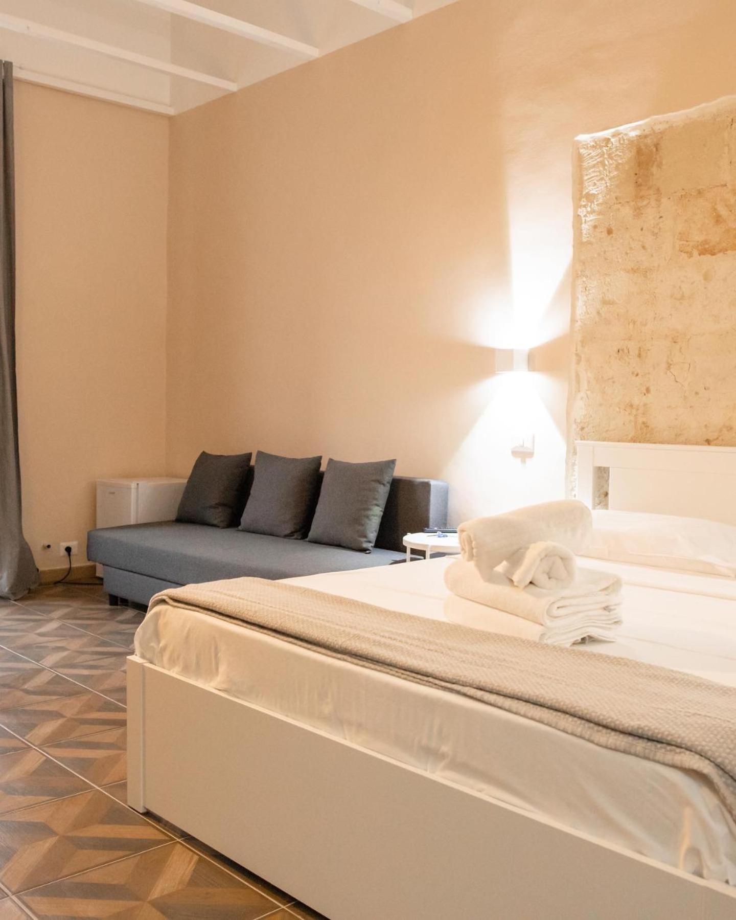 Large Double Room - Photo 4