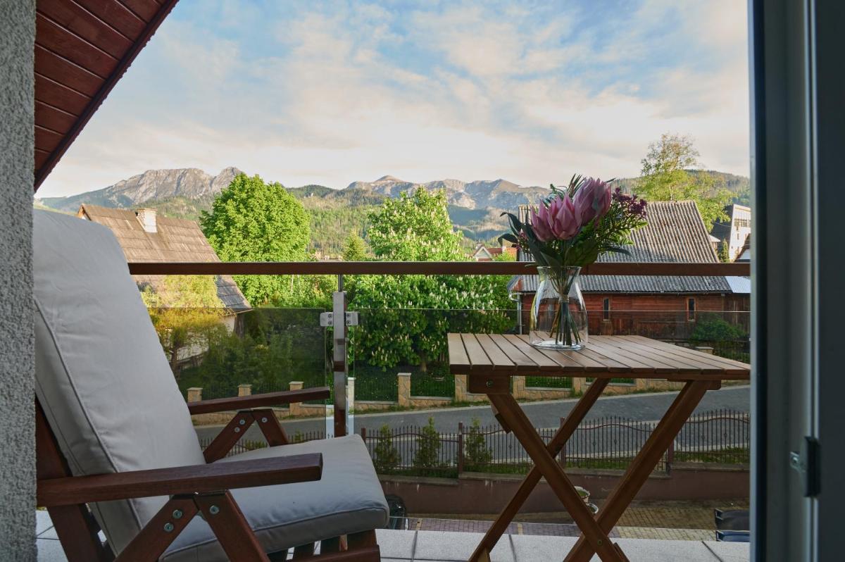 Deluxe Apartment with Balcony and Mountain View