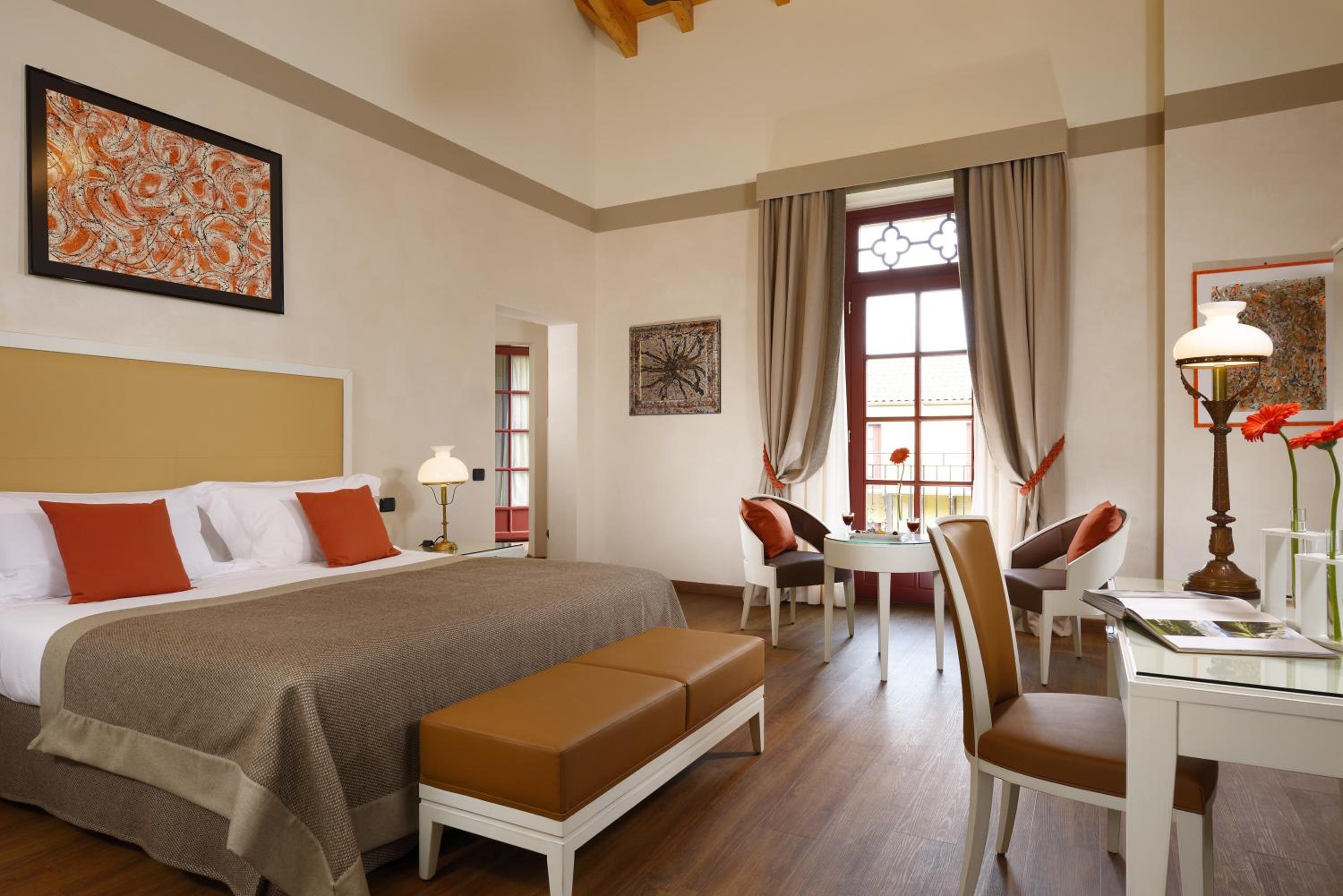 Executive Suite - Photo 3