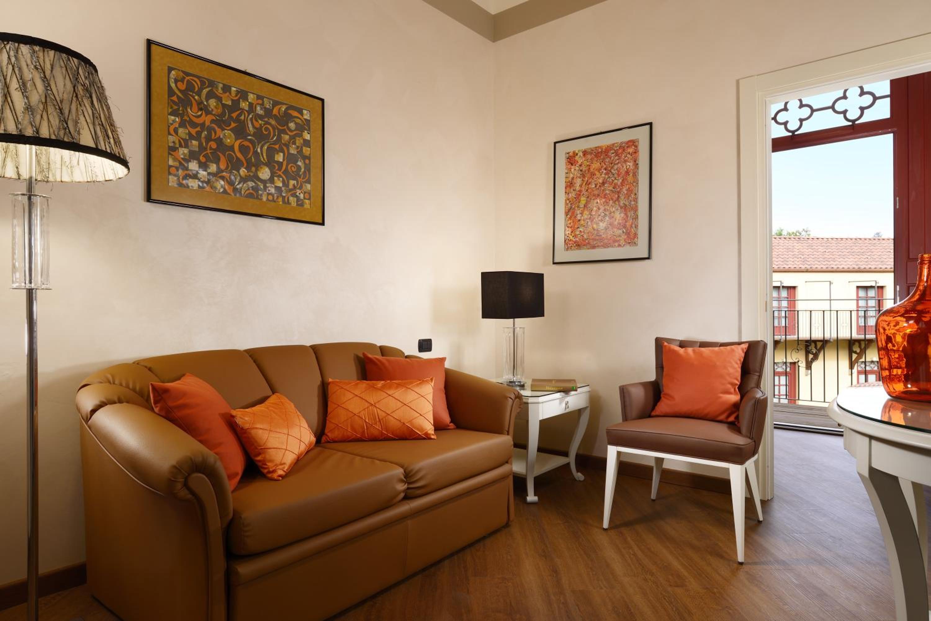 Executive Suite - Photo 6