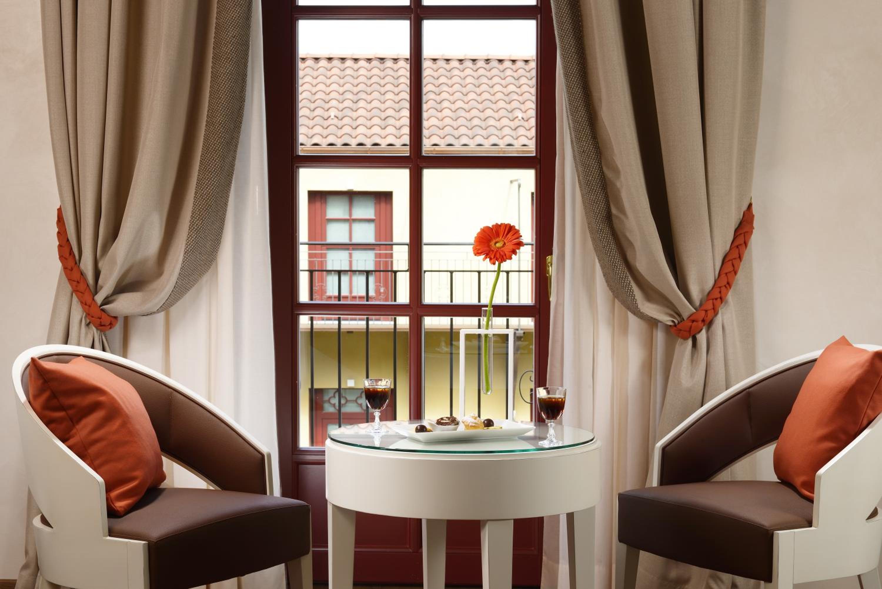 Executive Suite - Photo 5