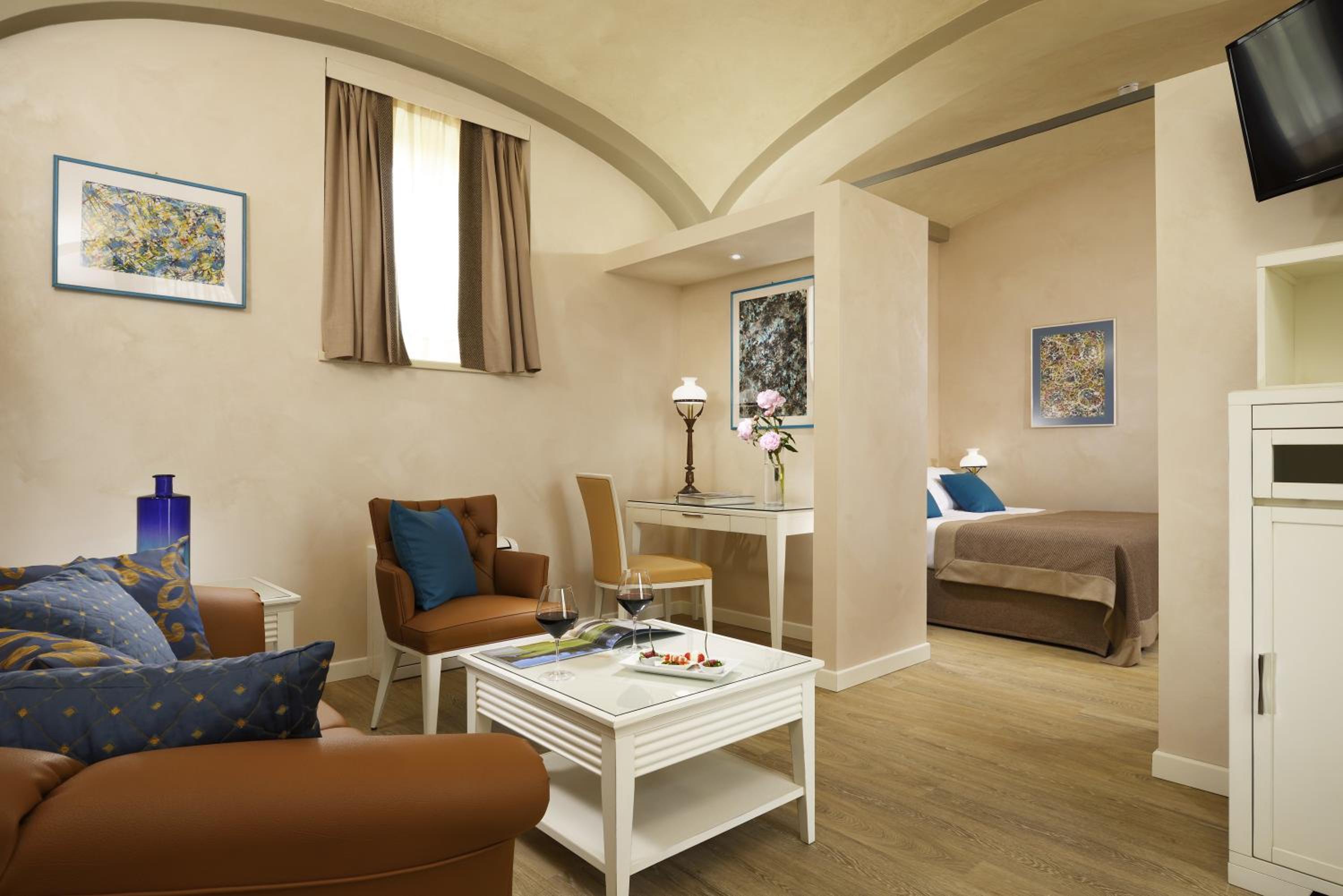 Superior Suite - Photo 7