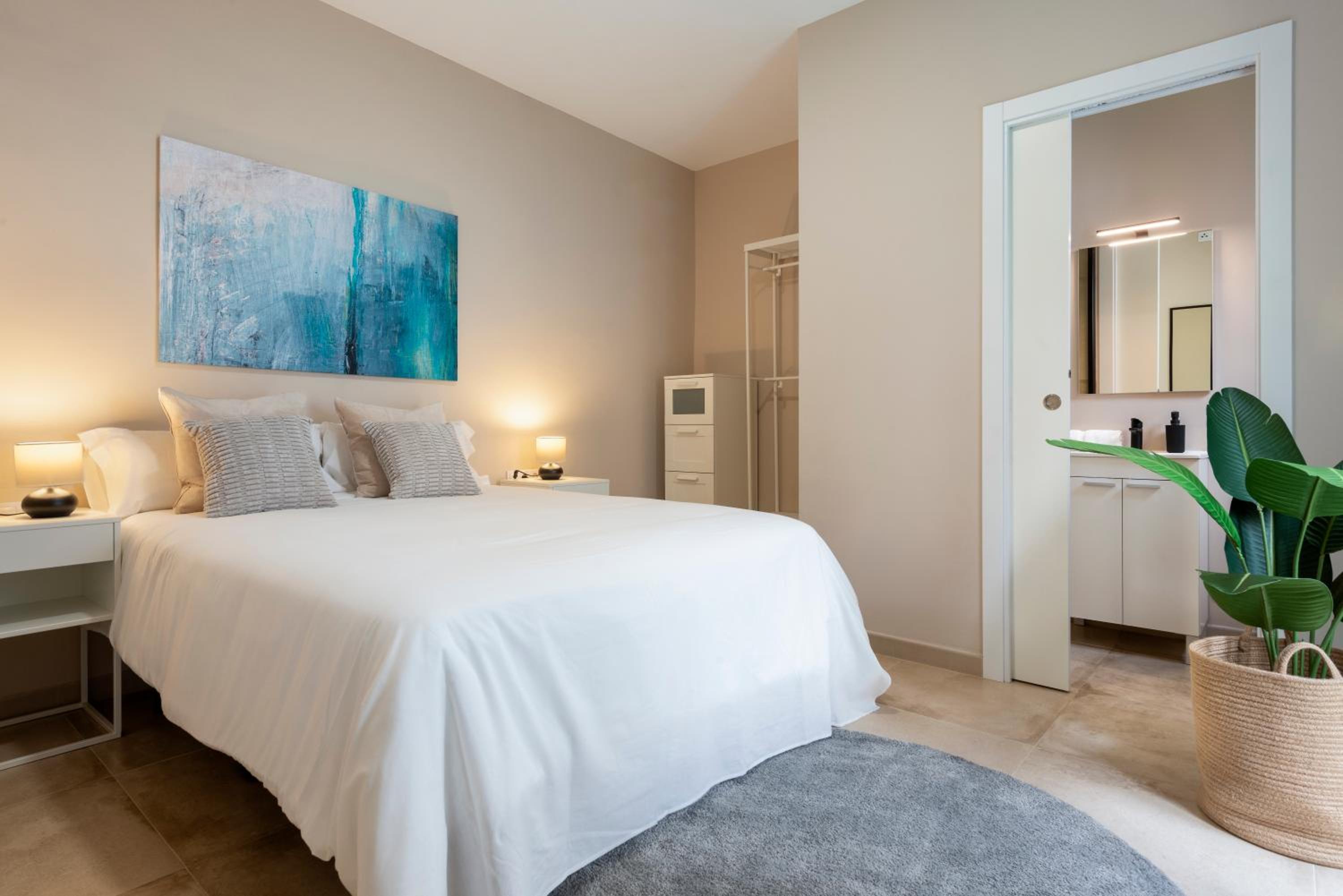 Apartamento de tres dormitorios con patio trasero.