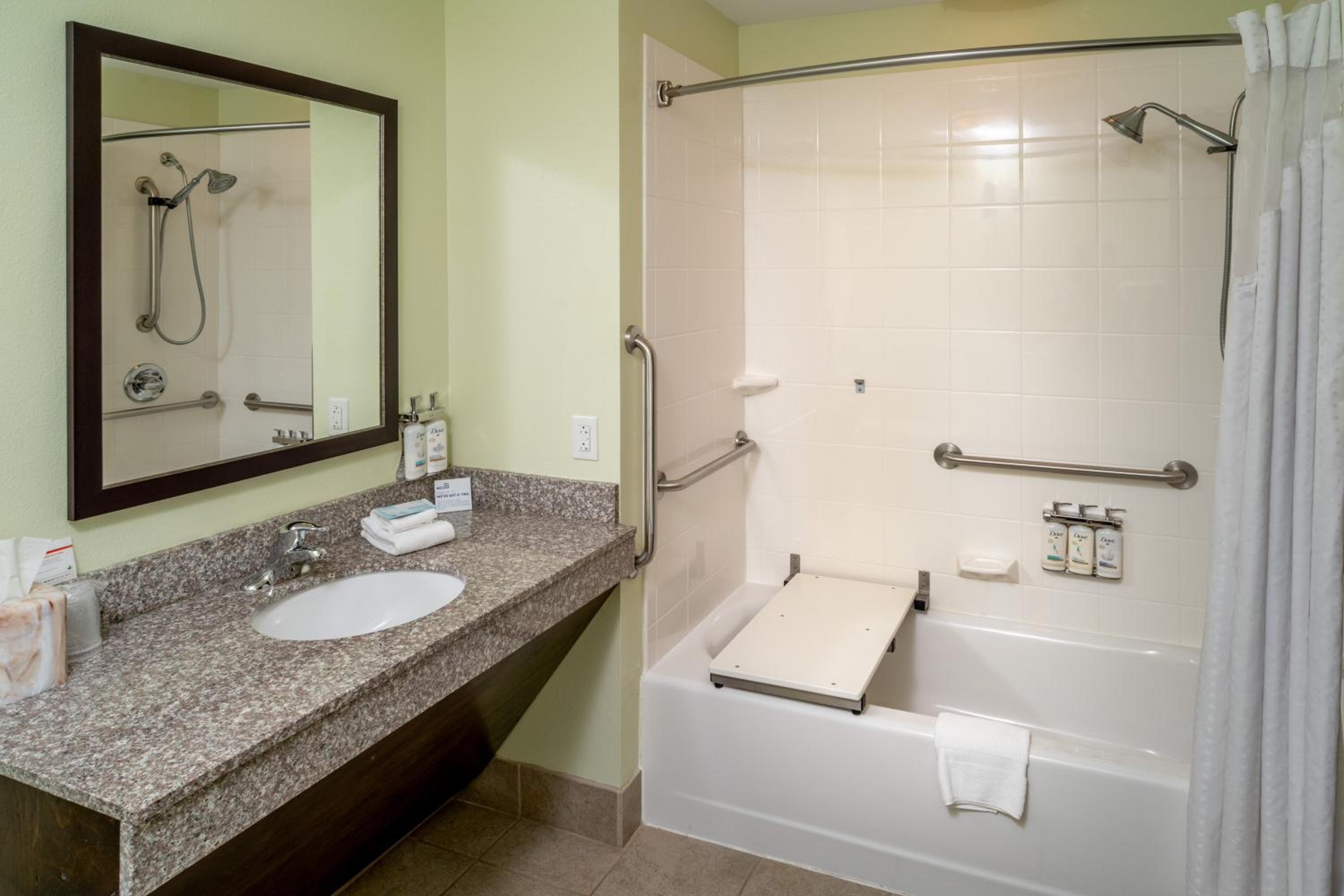 Queen Room with Two Queen Beds - Hearing Accessible/Non-Smoking photo 3