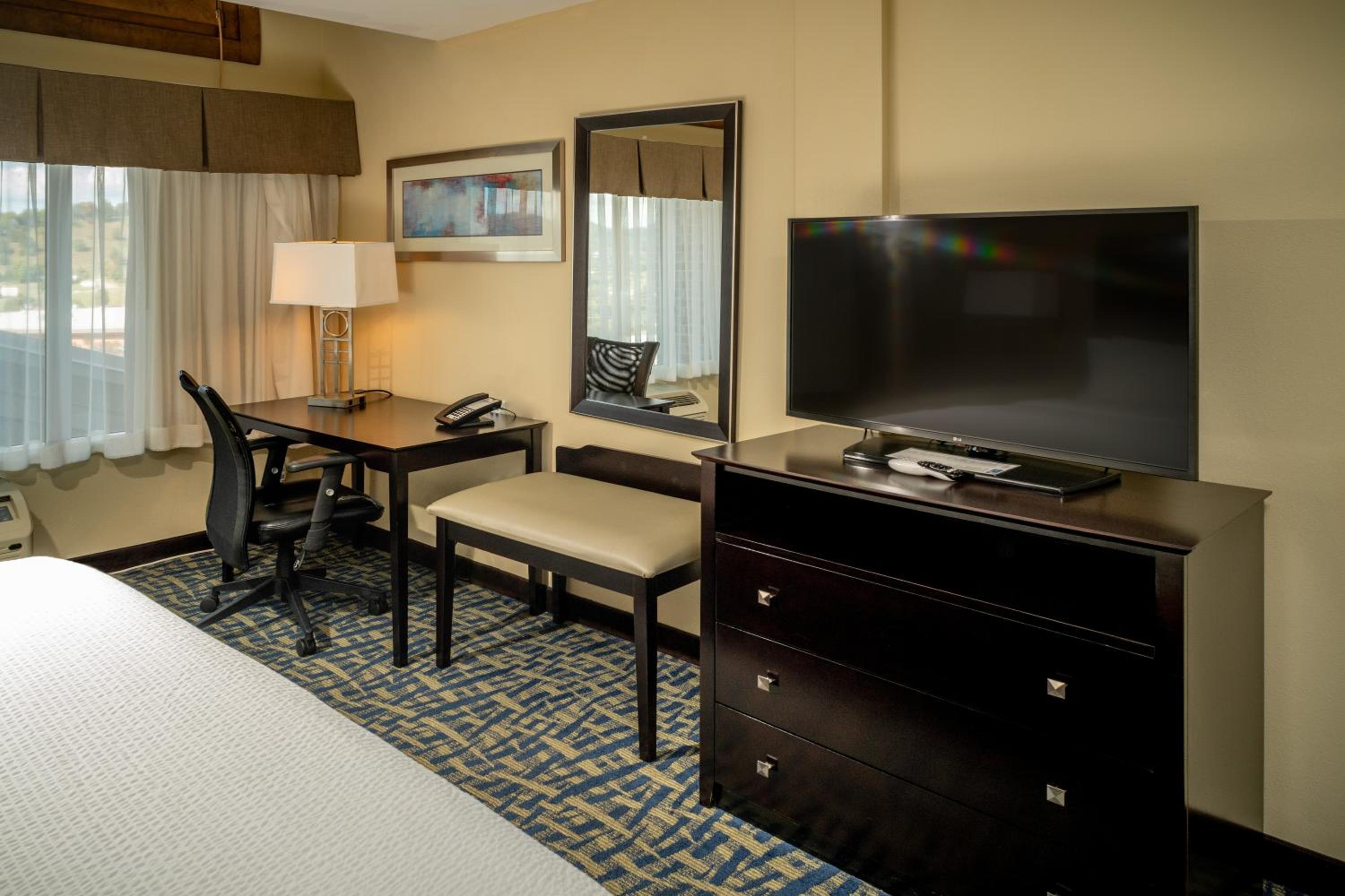 Suite - Hearing Accessible - Non-Smoking
