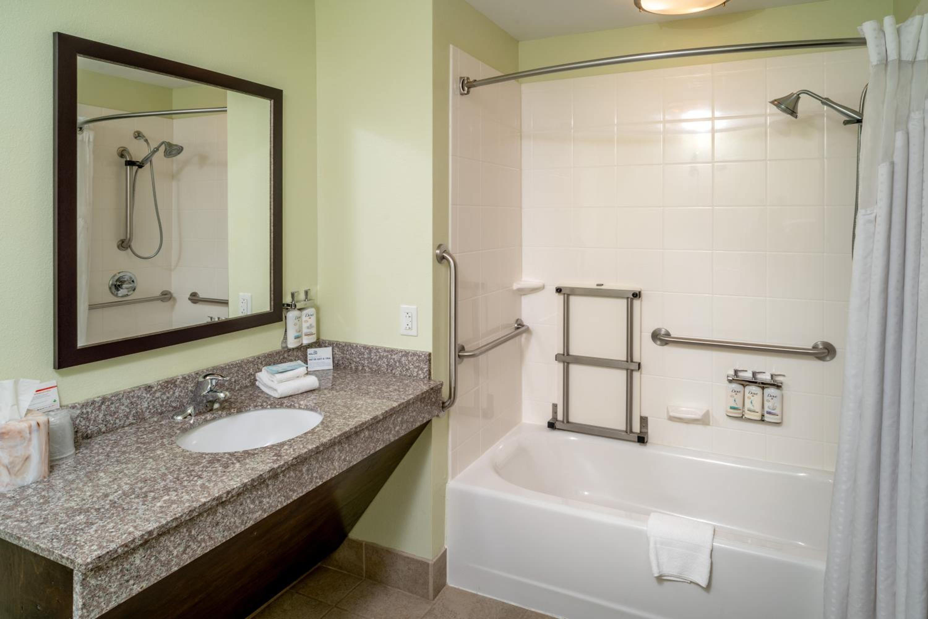 Queen Room with Two Queen Beds - Hearing Accessible/Non-Smoking photo 2