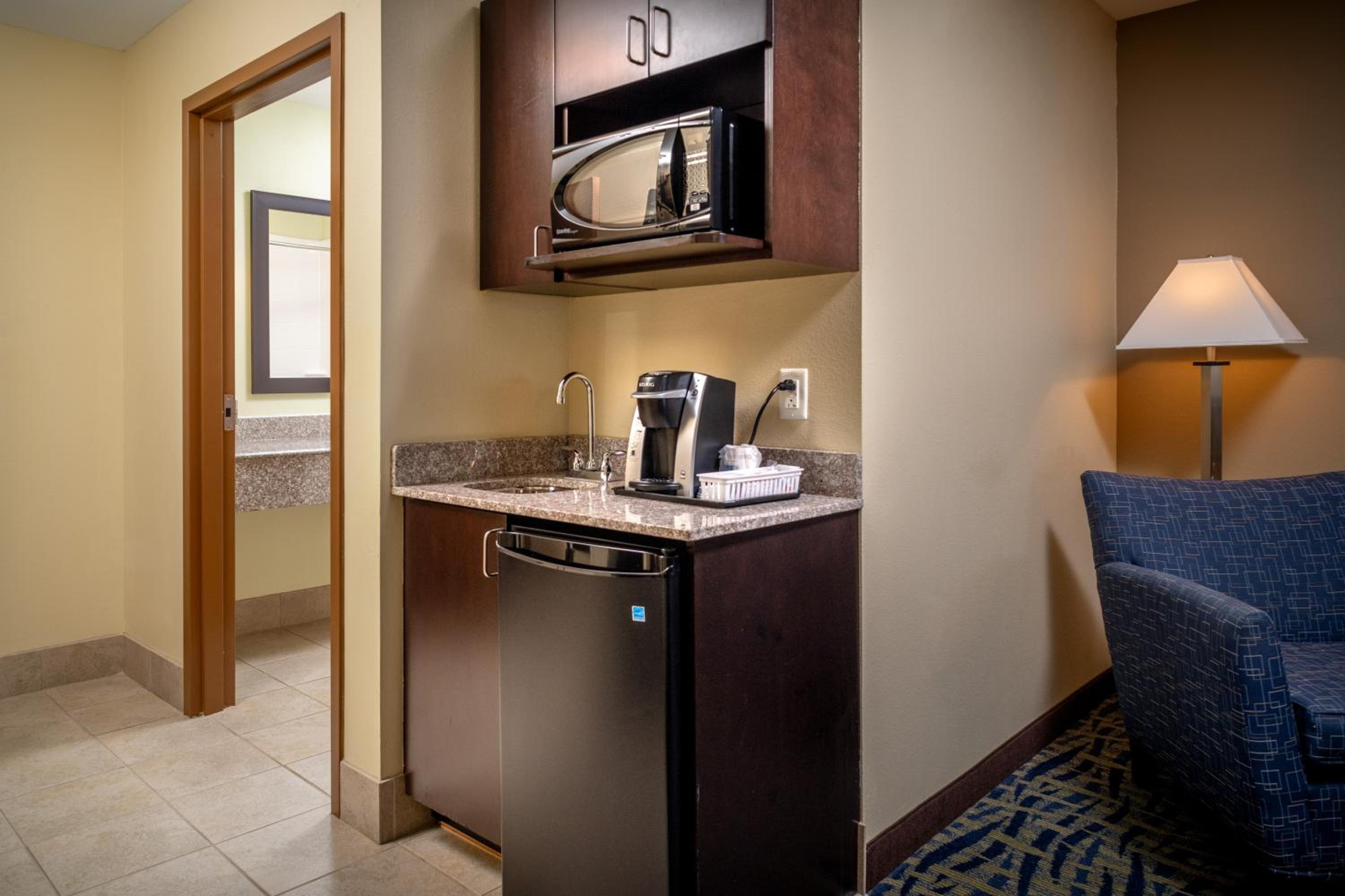 Queen Room with Two Queen Beds - Disability Access with Bath Tub photo 2