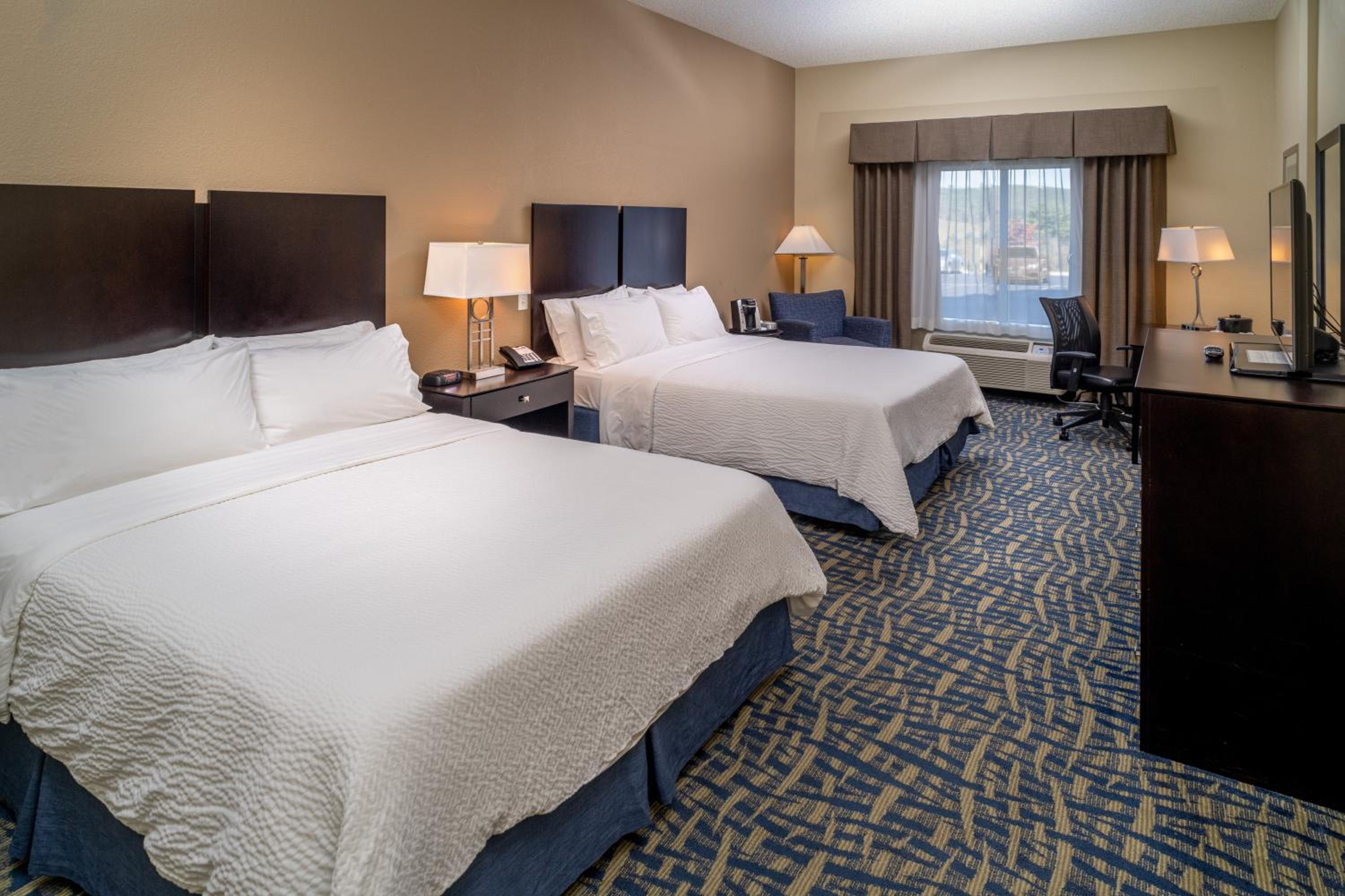 Standard Room with Two Queen Beds photo 1