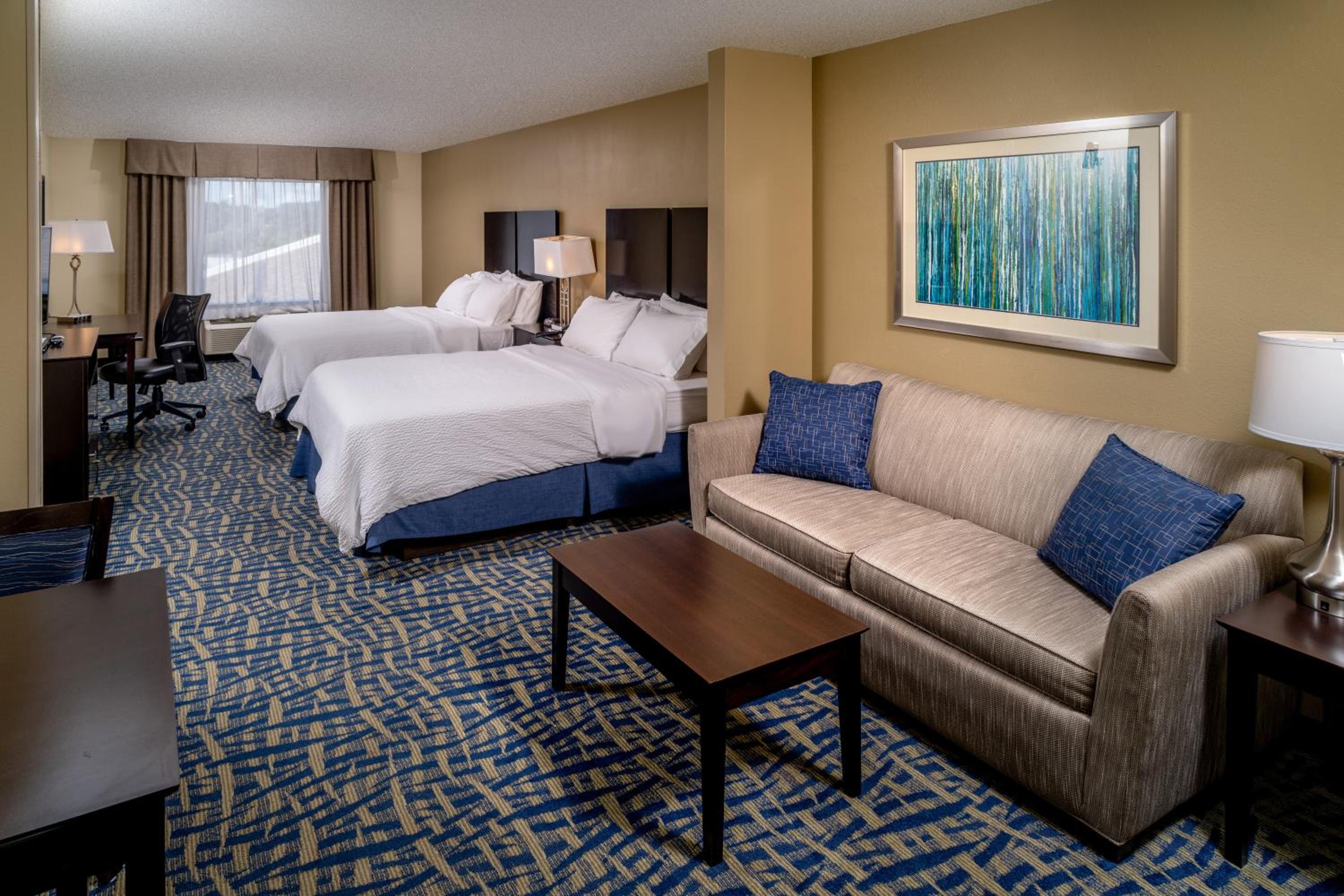 Queen Suite with Two Queen Beds, Wet Bar and Sofa Bed