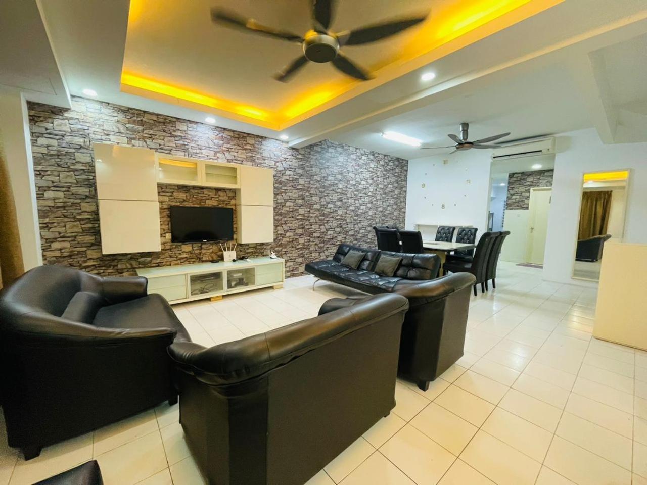 Four-Bedroom House photo 1