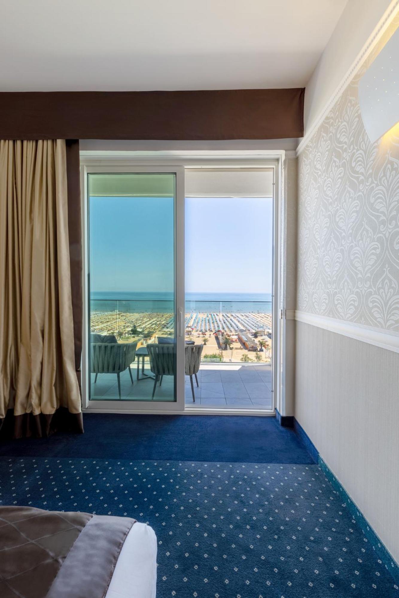 Quadruple Room with Sea View - Photo 3