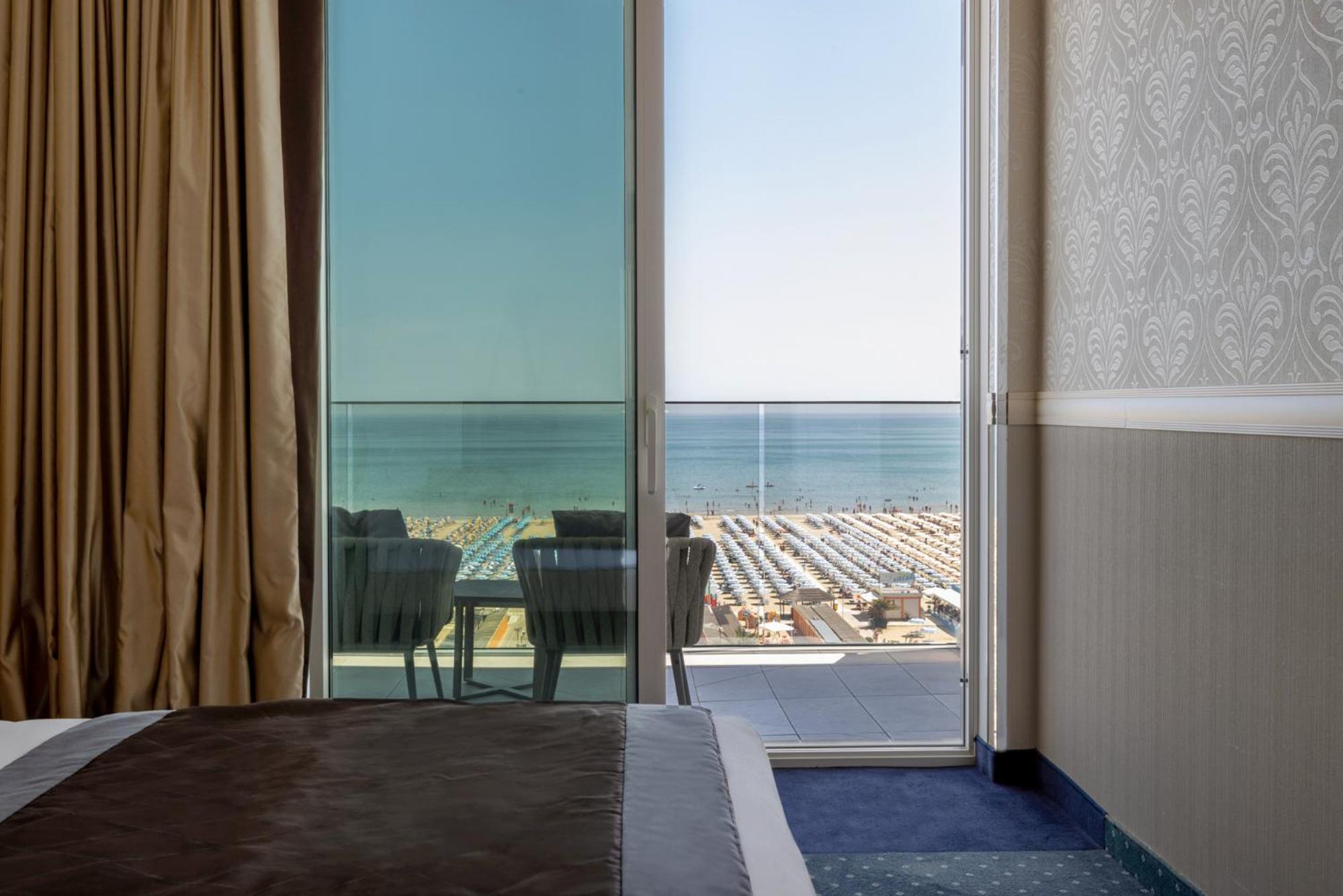 Quadruple Room with Sea View - Photo 6