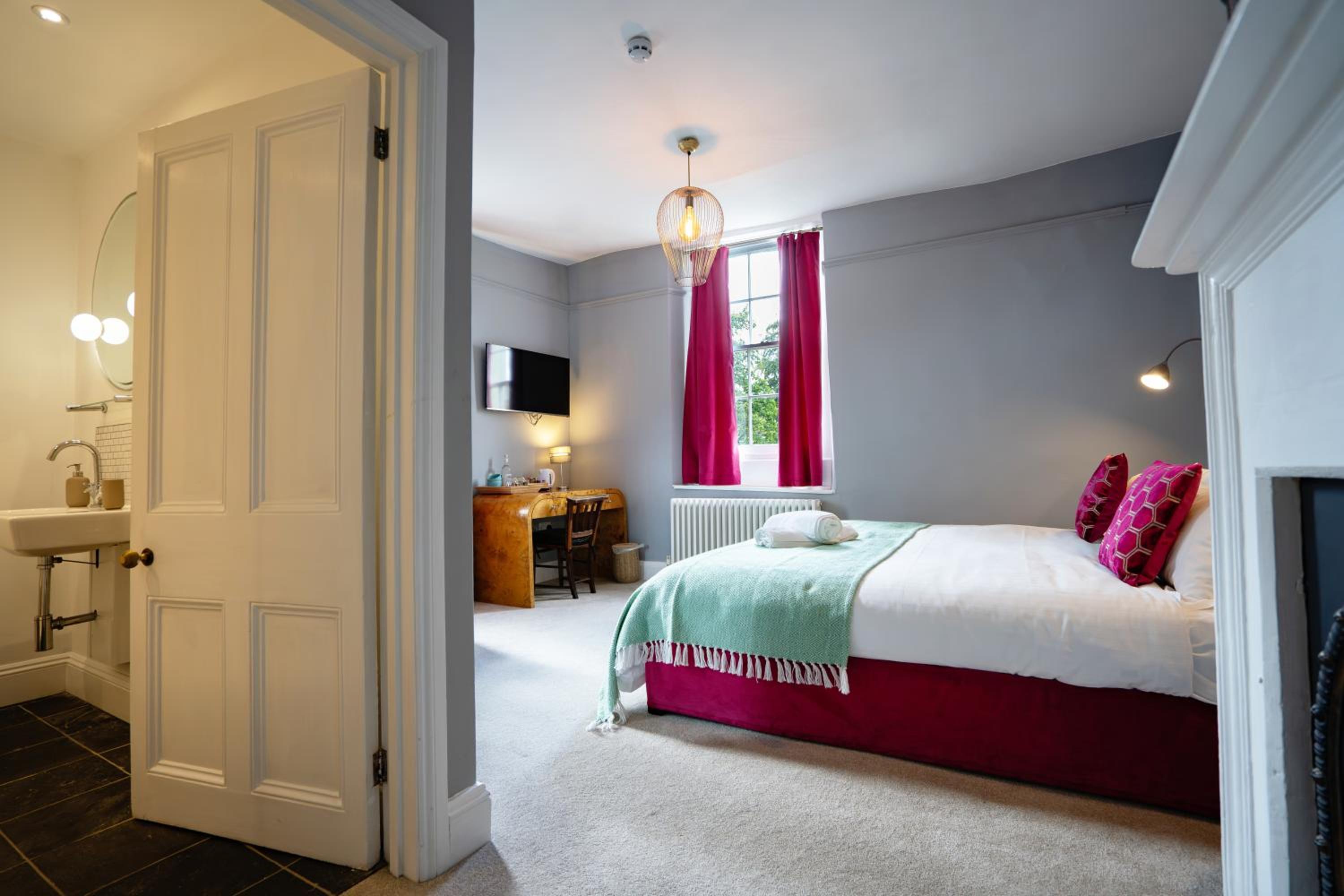Large Double Room - Photo 2