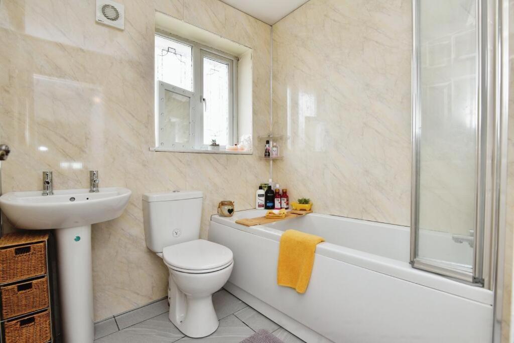 Three-Bedroom House photo 3