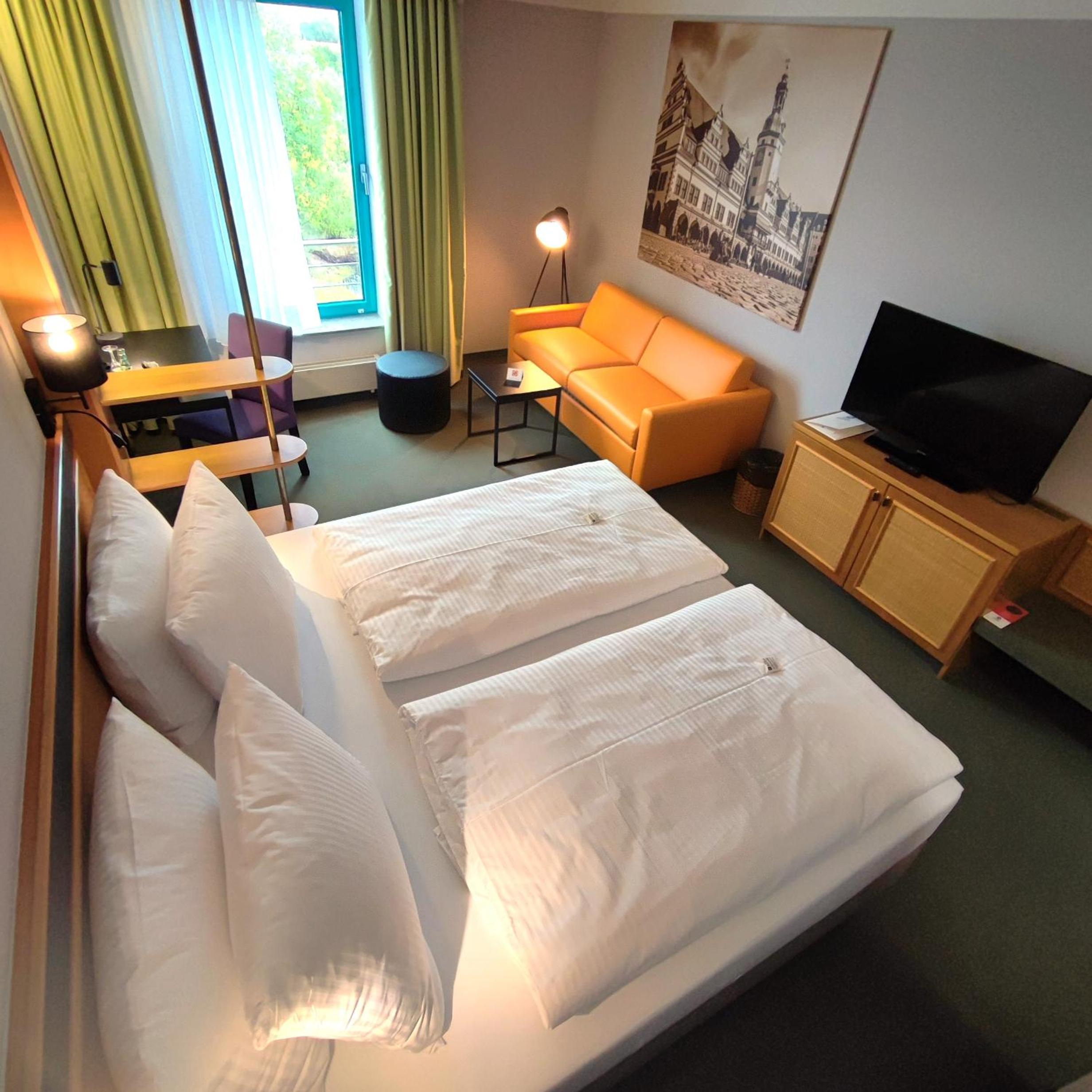 Superior King Room with Sofa Bed - Photo 5