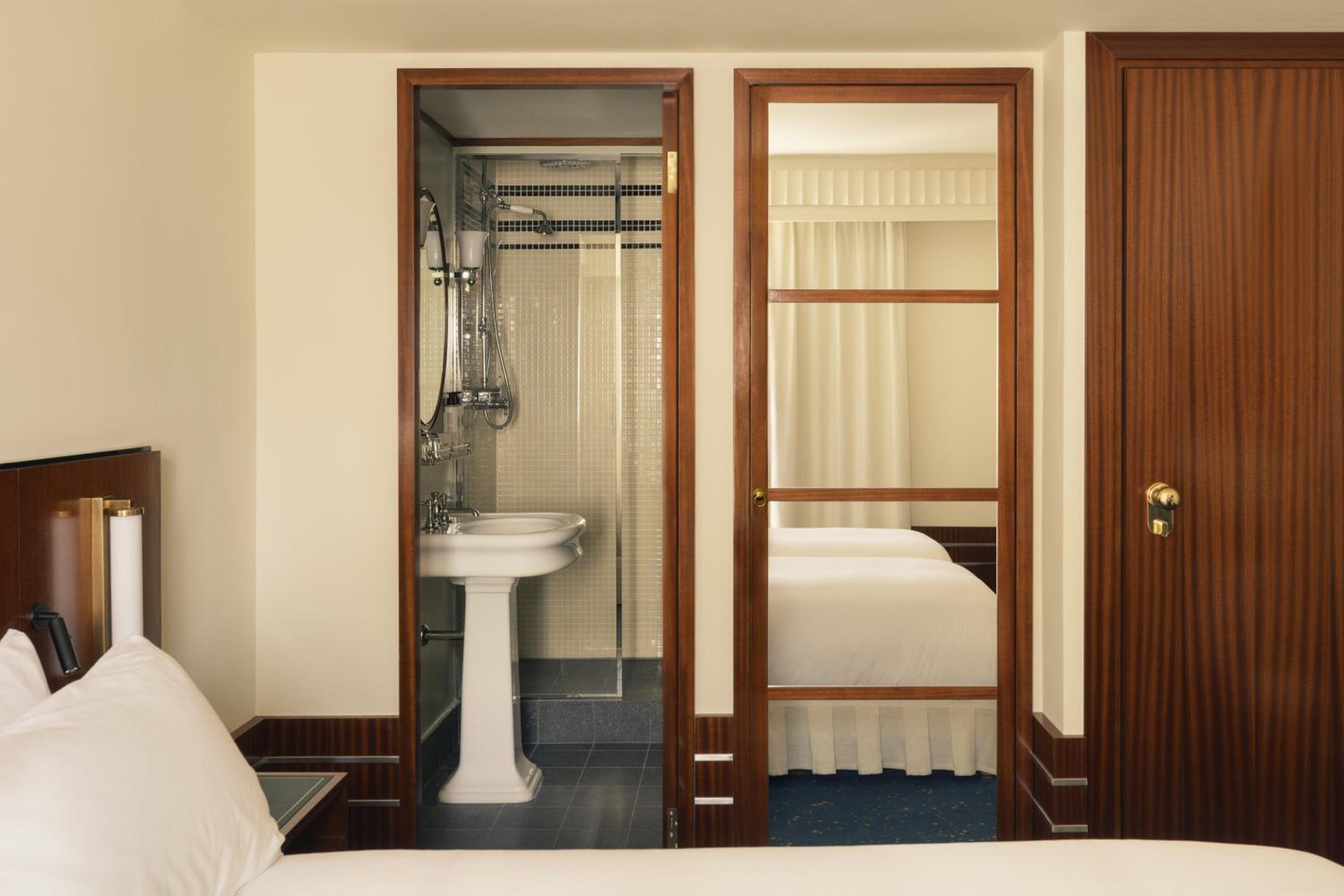 Interconnecting Queen and Classic "Signature" Rooms