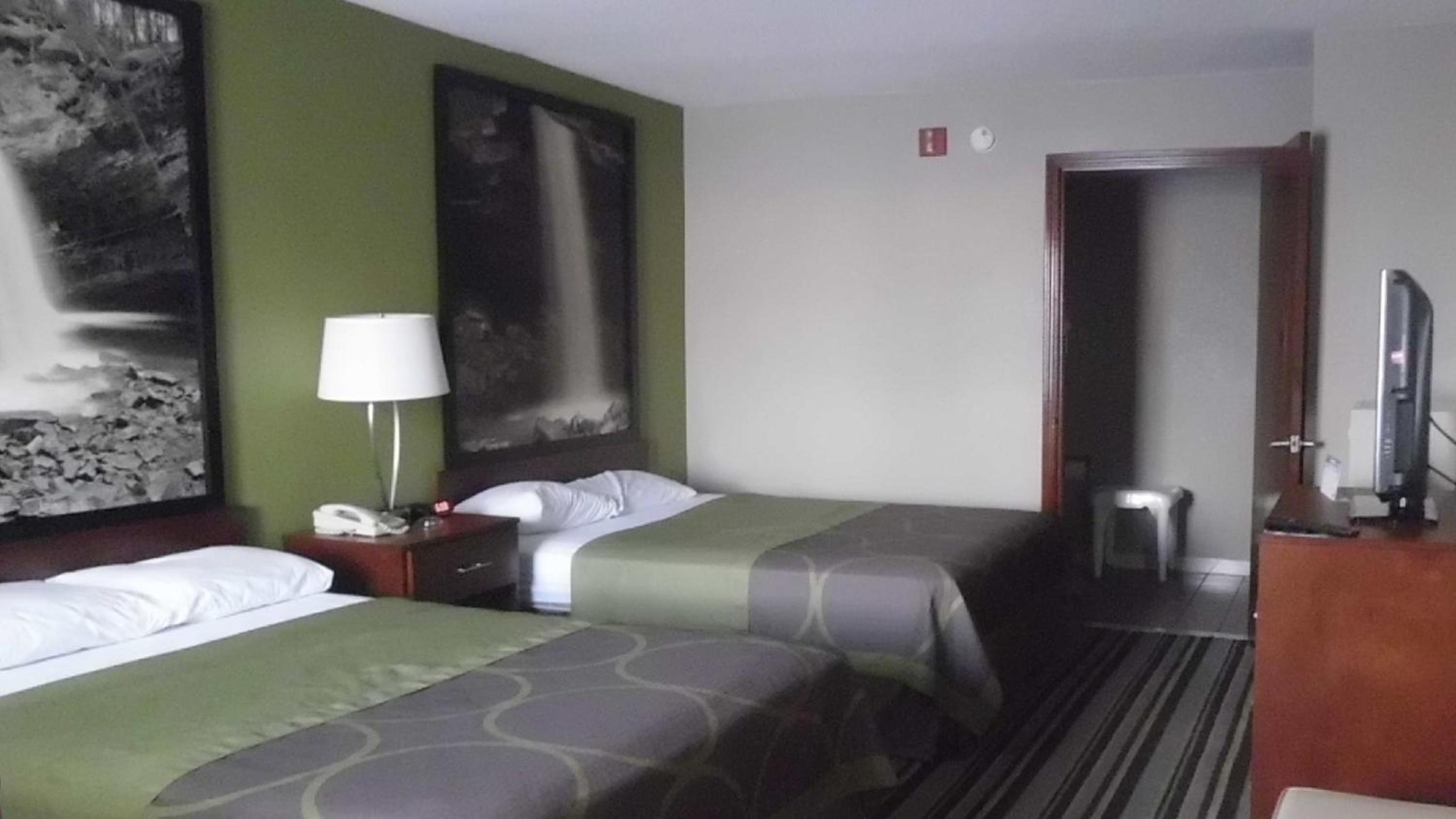 Queen Room with Two Queen Beds - Mobility Access/Smoking - Photo 4