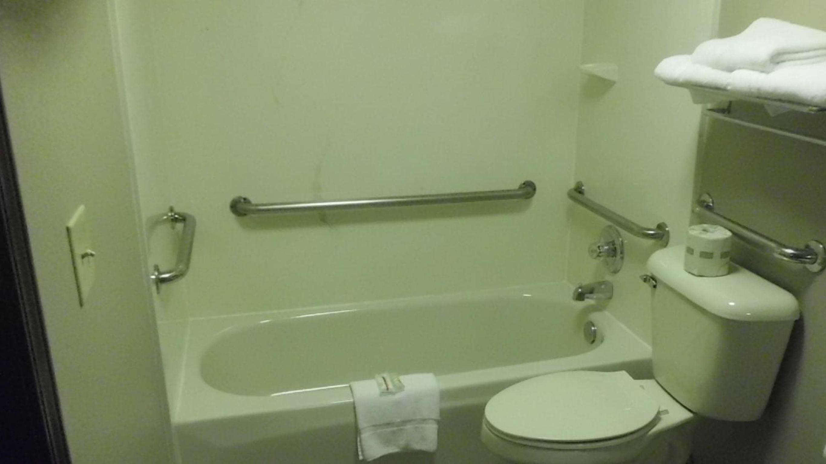 Queen Room with Two Queen Beds - Mobility Access/Smoking - Photo 2
