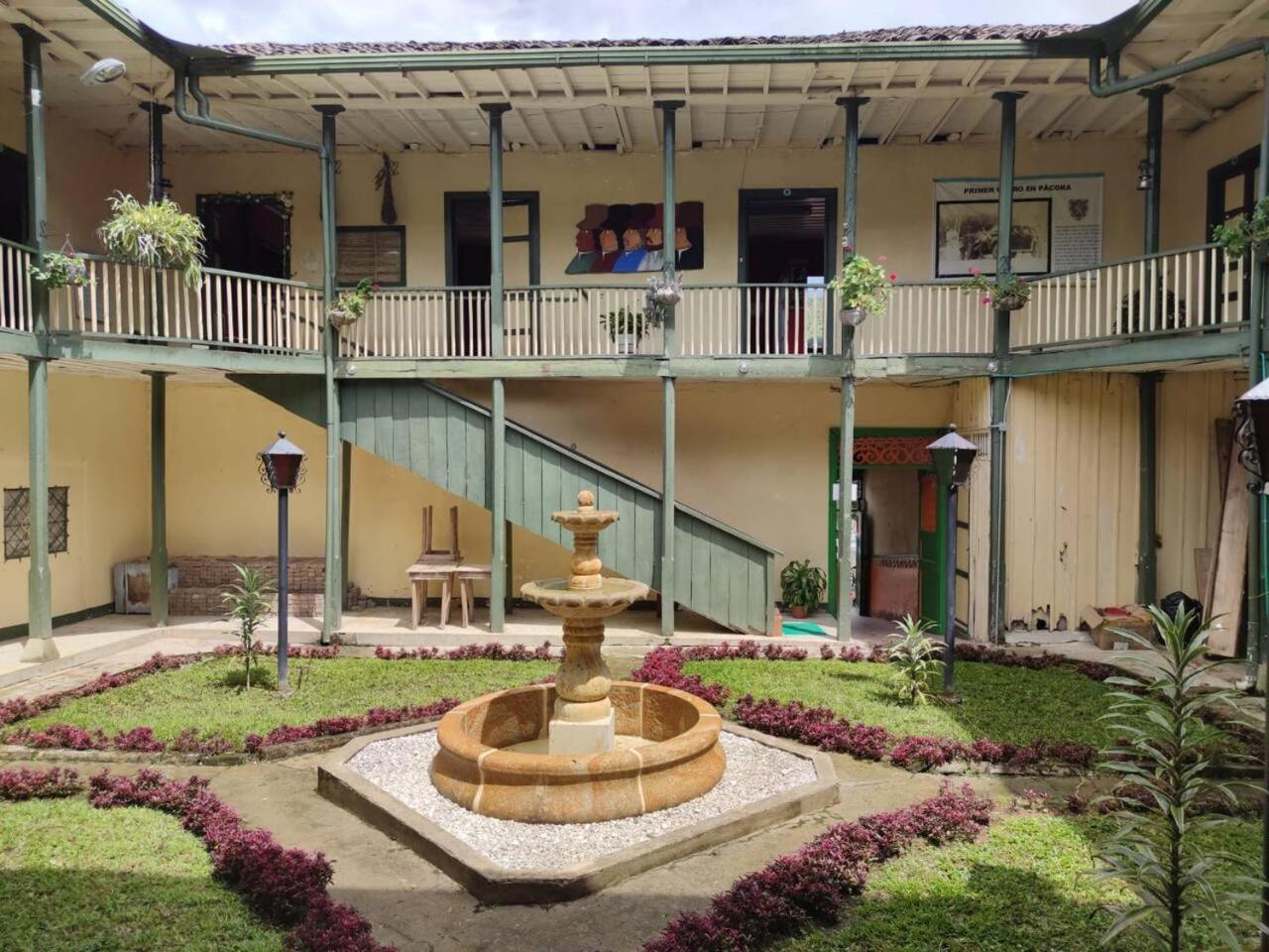 Six-Bedroom House photo 2