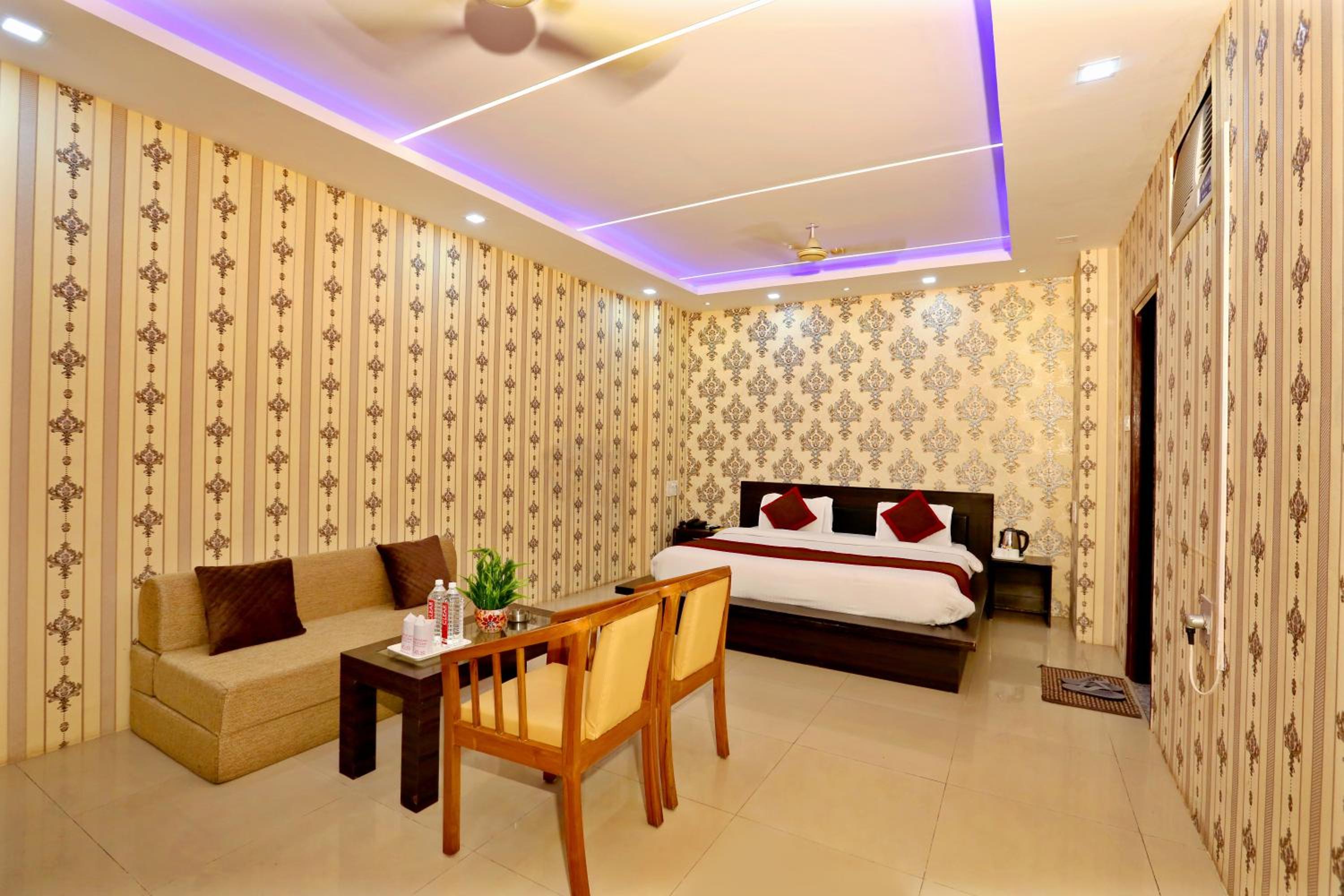 Suite - Photo 20