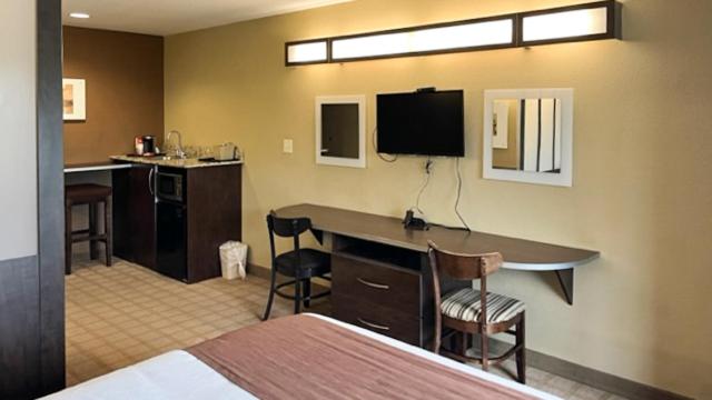 Queen Room - Disability Access - Non-Smoking - Photo 13