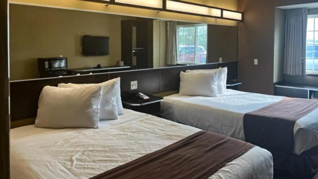 Queen Room with Two Queen Beds - Non-Smoking - Photo 3