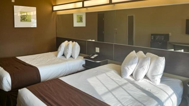 Queen Room with Two Queen Beds - Non-Smoking - Photo 4