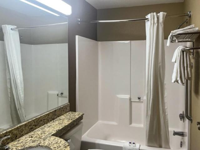 Queen Room - Disability Access - Non-Smoking - Photo 9