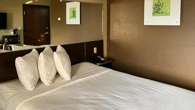 Queen Room - Disability Access - Non-Smoking - Photo 10