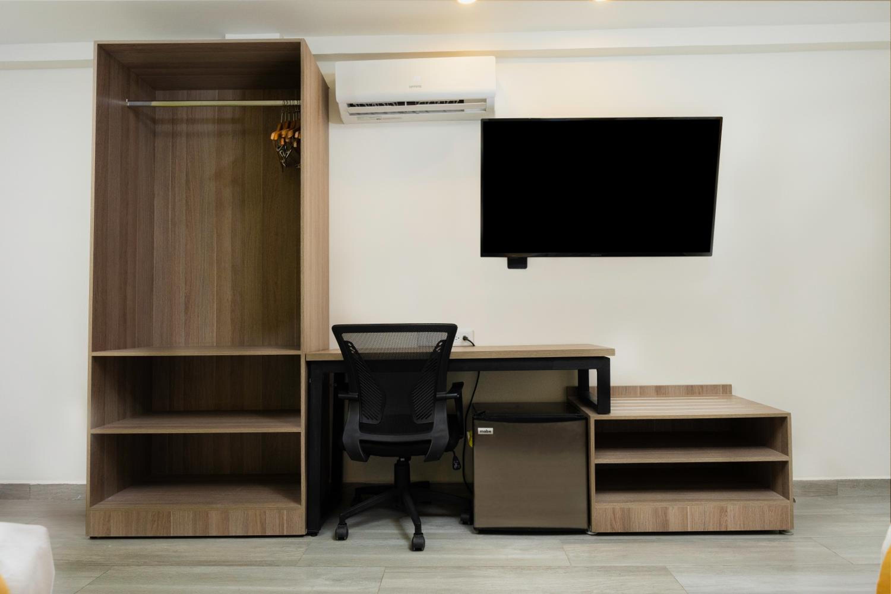 Quadruple Room - Disability Access/Non Smoking photo 3