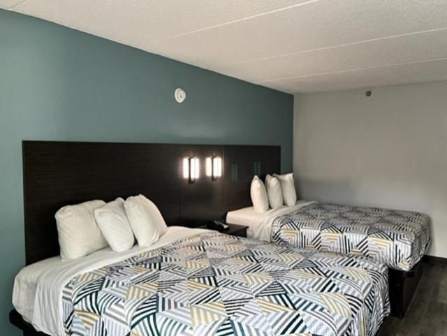 Deluxe Queen Room with Two Queen Beds - Non-Smoking - Photo 1