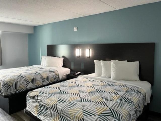 Deluxe Queen Room with Two Queen Beds - Non-Smoking - Photo 7