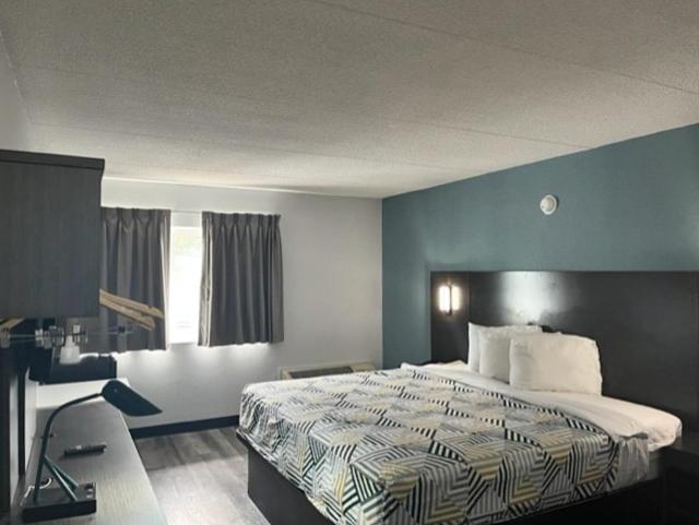 Deluxe King Room - Non-Smoking - Photo 2