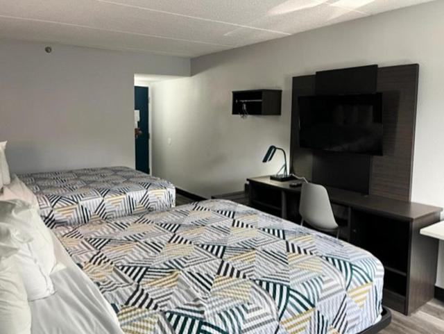 Deluxe Queen Room with Two Queen Beds - Non-Smoking - Photo 8