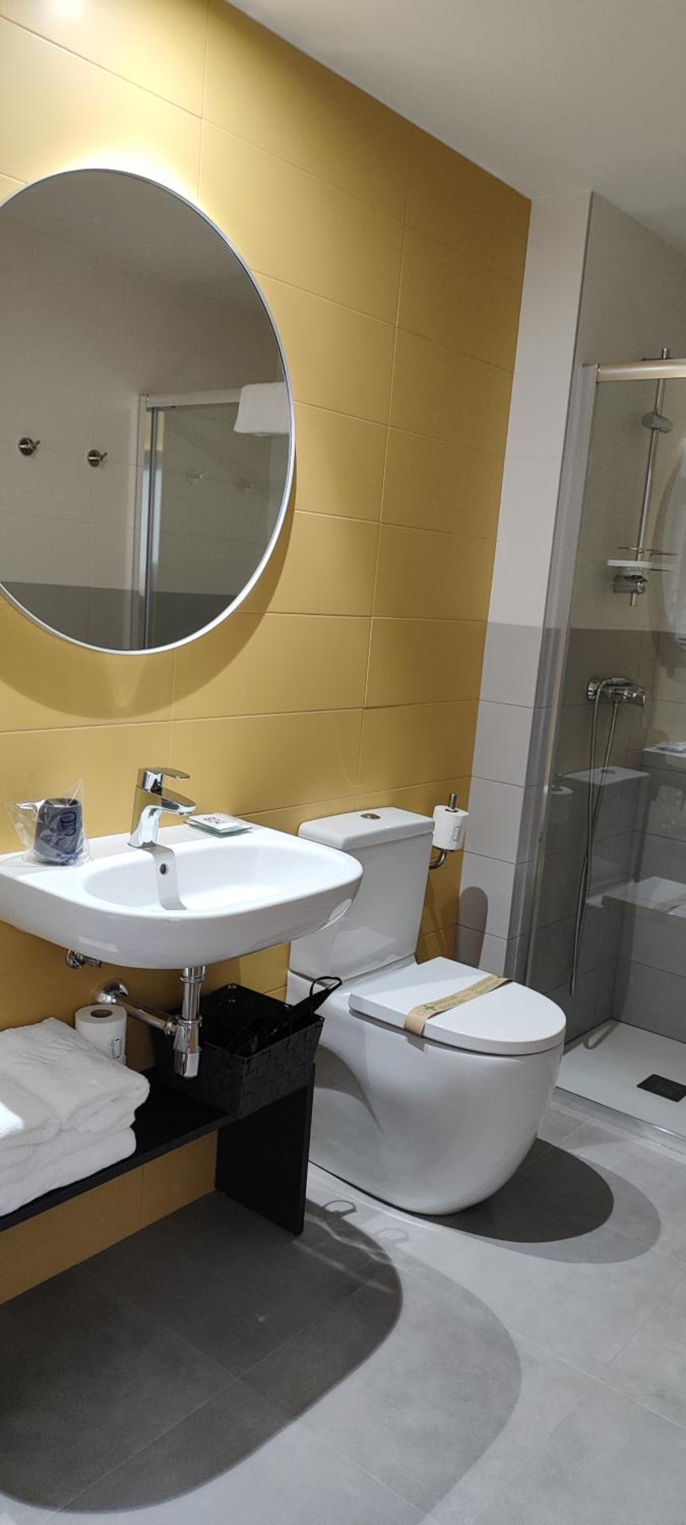 Apartment with Shower - Photo 4