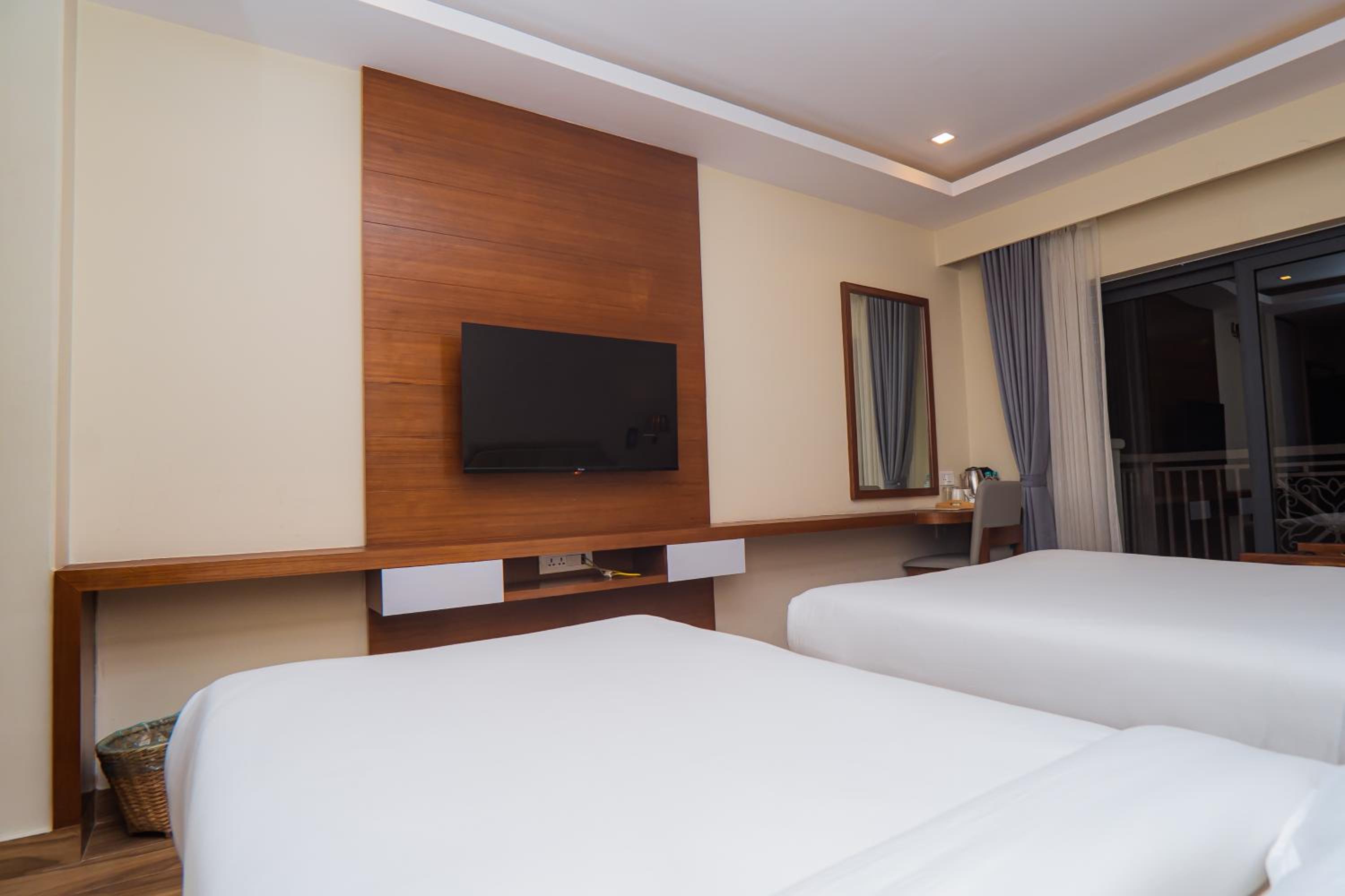 Deluxe Family Room - Photo 2